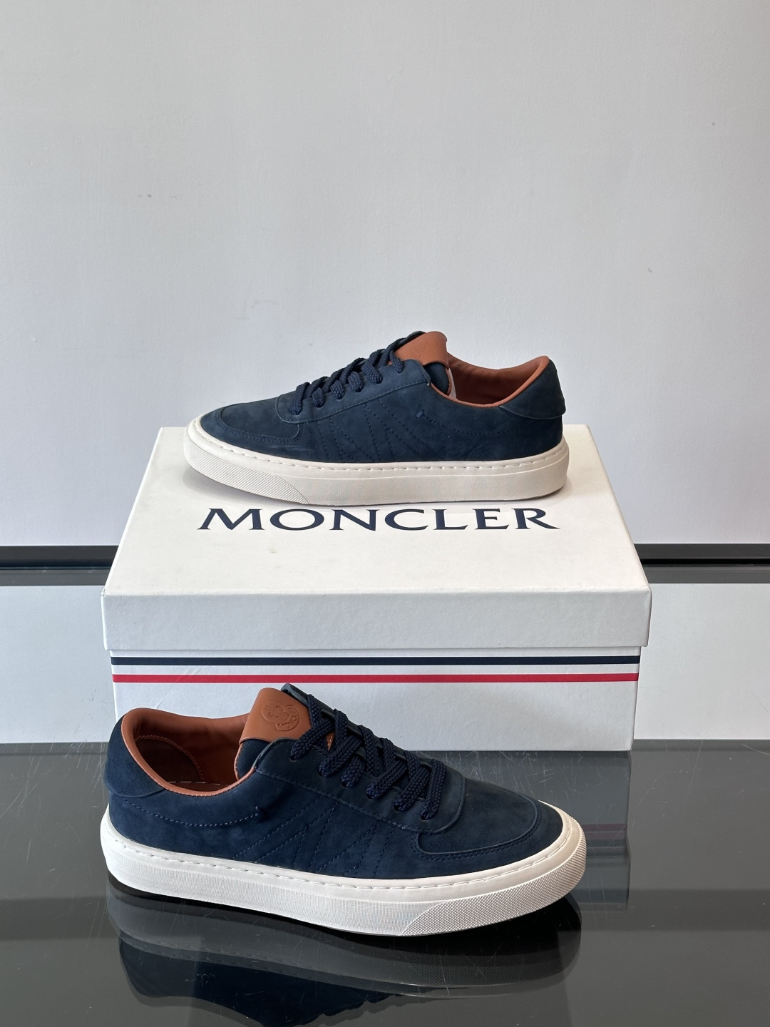 Moncler这款真皮休闲运动鞋，选用优质小牛皮，鞋面简约有质感，内衬柔软，穿着超舒适！橡胶鞋底耐磨防滑