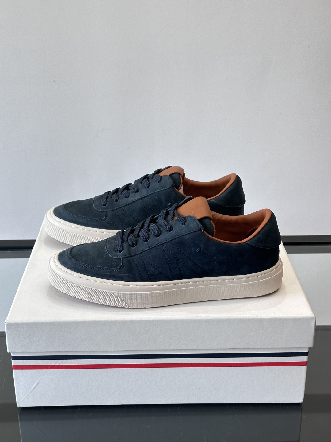 Moncler这款真皮休闲运动鞋，选用优质小牛皮，鞋面简约有质感，内衬柔软，穿着超舒适！橡胶鞋底耐磨防滑