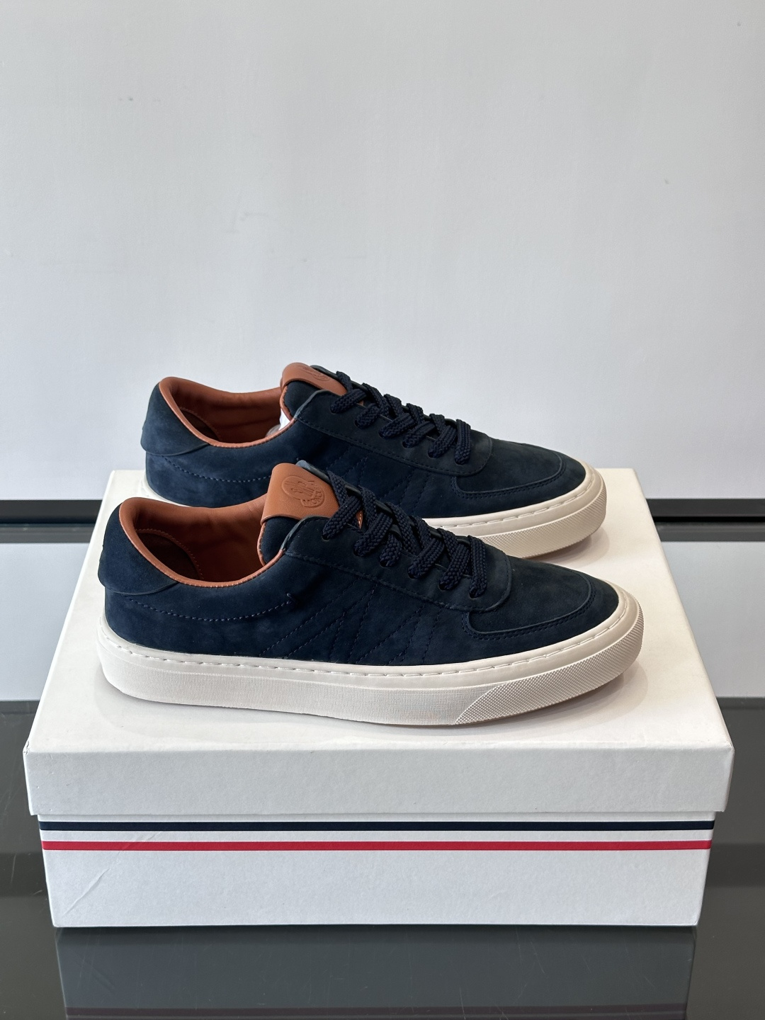 Moncler这款真皮休闲运动鞋，选用优质小牛皮，鞋面简约有质感，内衬柔软，穿着超舒适！橡胶鞋底耐磨防滑