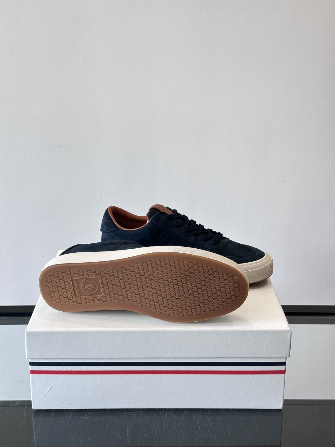 Moncler这款真皮休闲运动鞋，选用优质小牛皮，鞋面简约有质感，内衬柔软，穿着超舒适！橡胶鞋底耐磨防滑