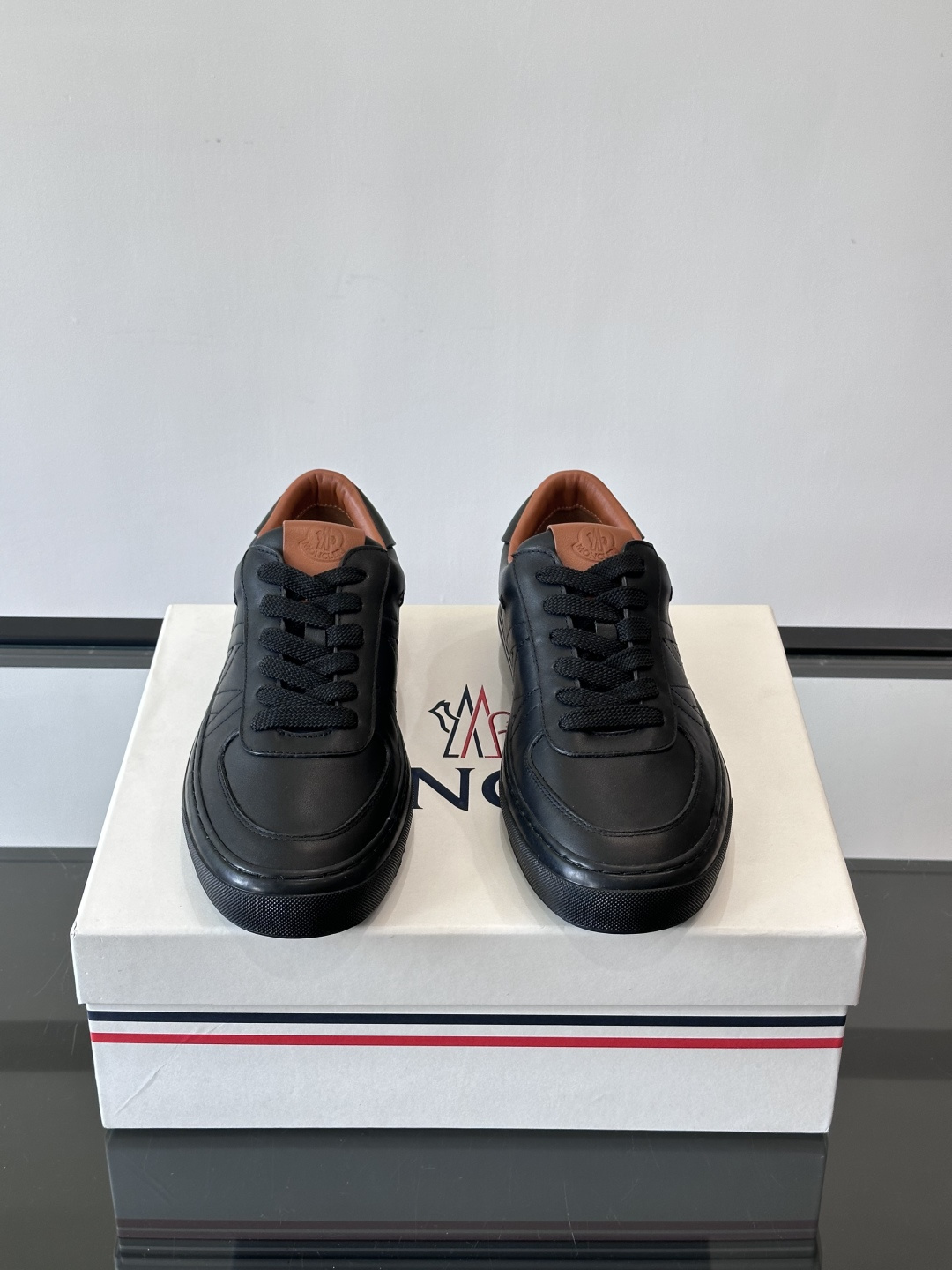 Moncler这款真皮休闲运动鞋，选用优质小牛皮，鞋面简约有质感，内衬柔软，穿着超舒适！橡胶鞋底耐磨防滑