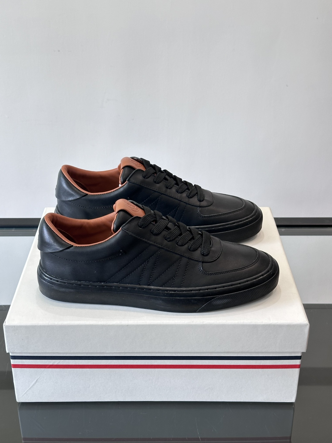 Moncler这款真皮休闲运动鞋，选用优质小牛皮，鞋面简约有质感，内衬柔软，穿着超舒适！橡胶鞋底耐磨防滑