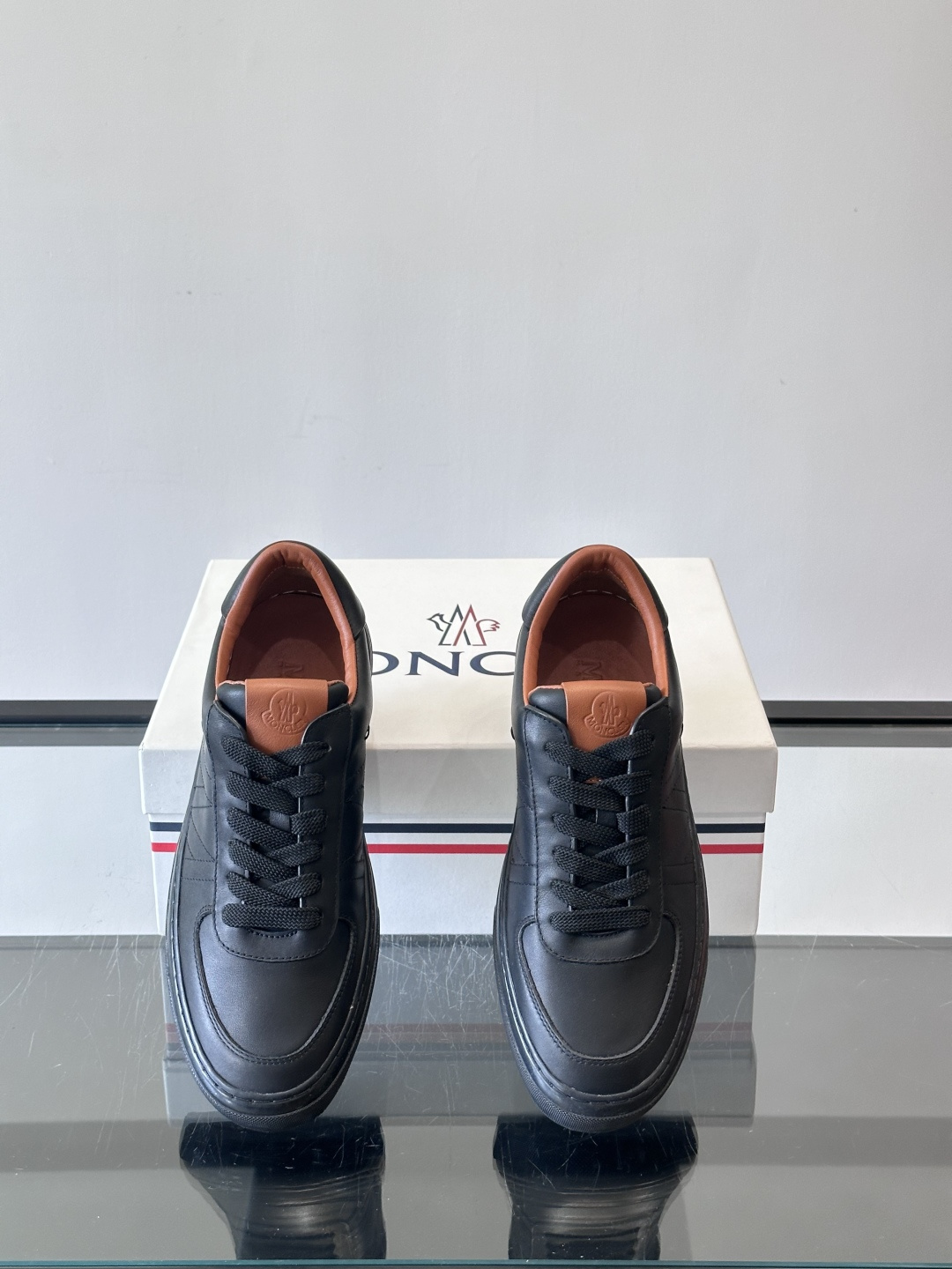 Moncler这款真皮休闲运动鞋，选用优质小牛皮，鞋面简约有质感，内衬柔软，穿着超舒适！橡胶鞋底耐磨防滑