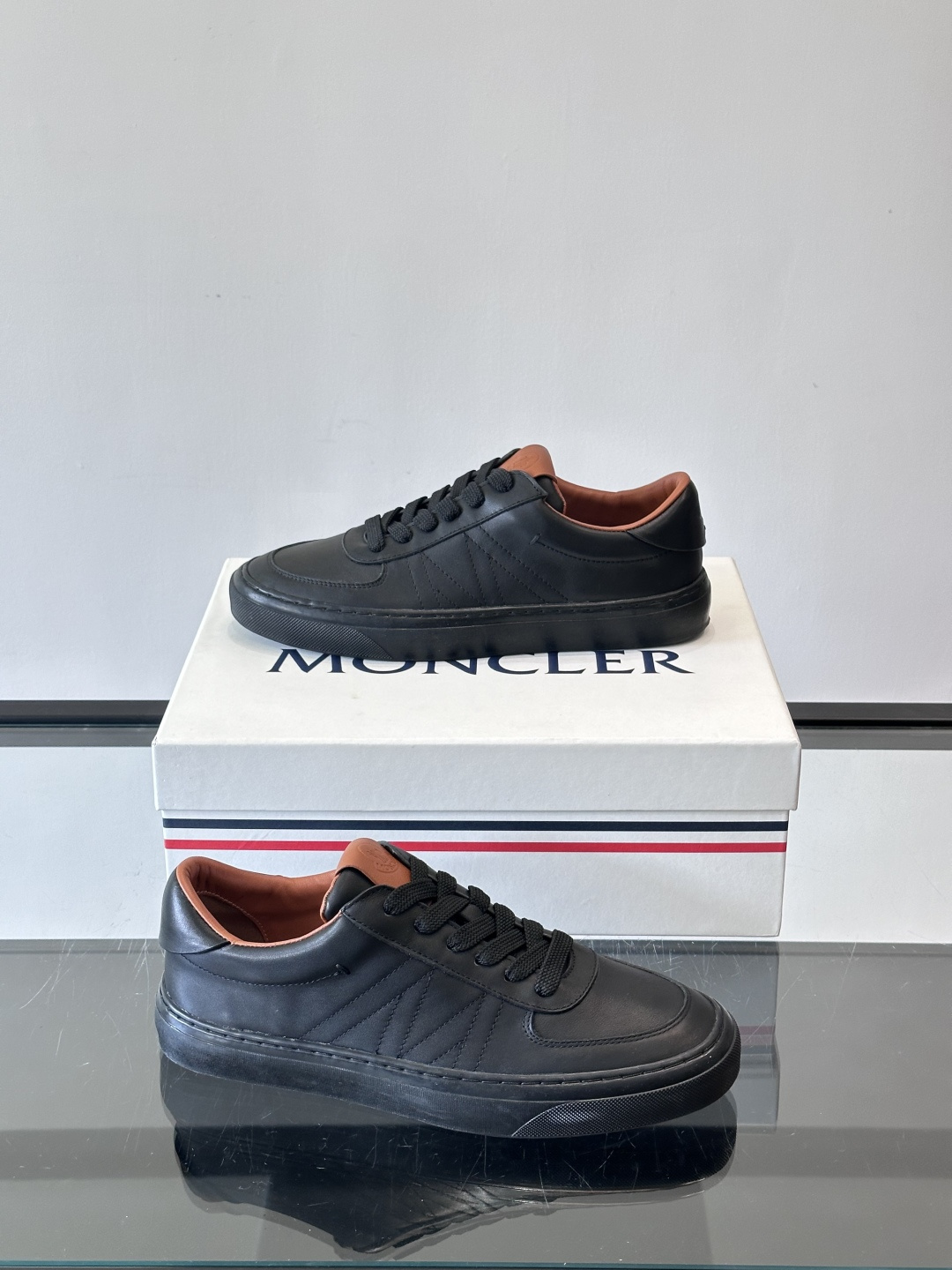Moncler这款真皮休闲运动鞋，选用优质小牛皮，鞋面简约有质感，内衬柔软，穿着超舒适！橡胶鞋底耐磨防滑