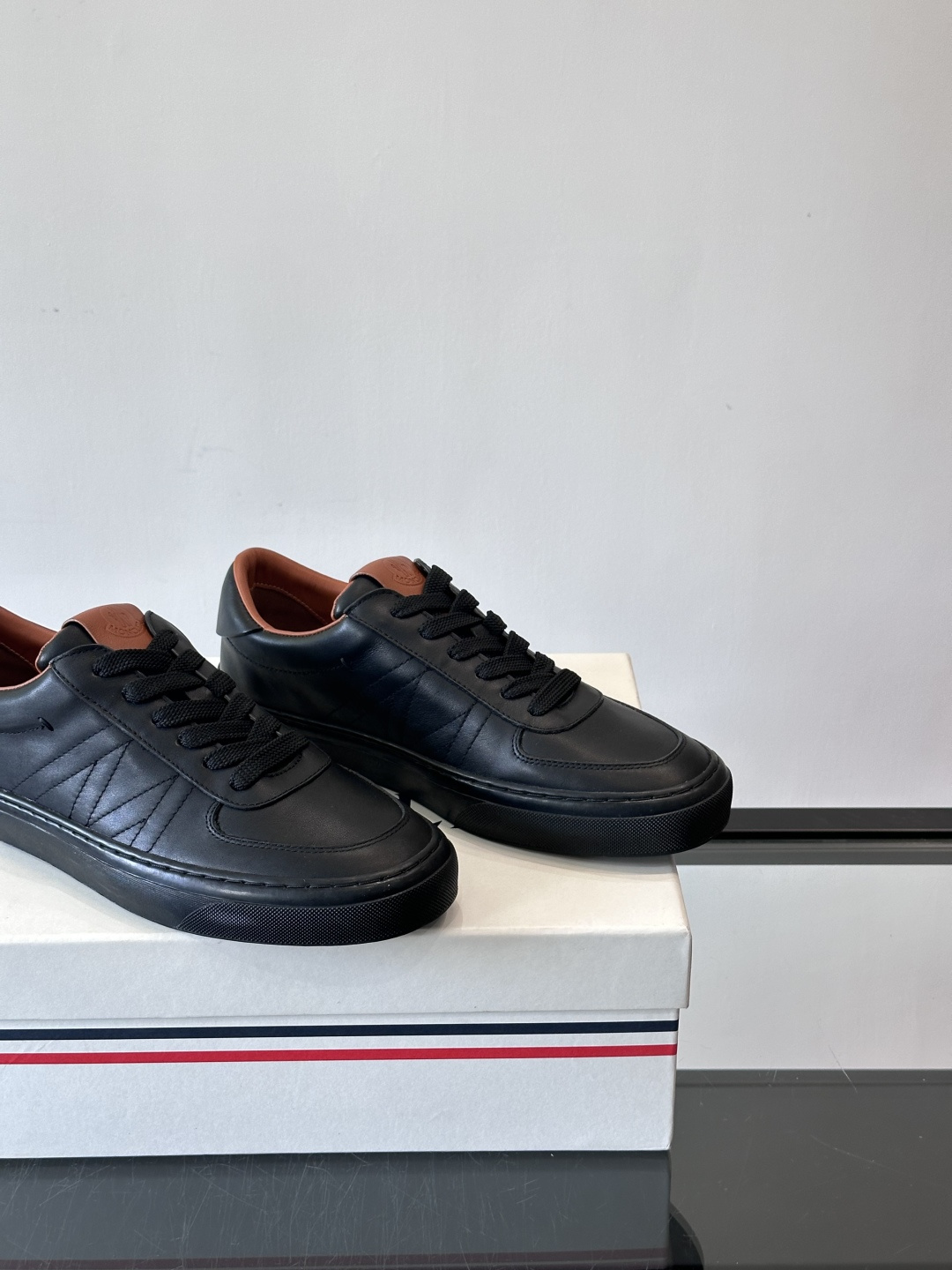 Moncler这款真皮休闲运动鞋，选用优质小牛皮，鞋面简约有质感，内衬柔软，穿着超舒适！橡胶鞋底耐磨防滑