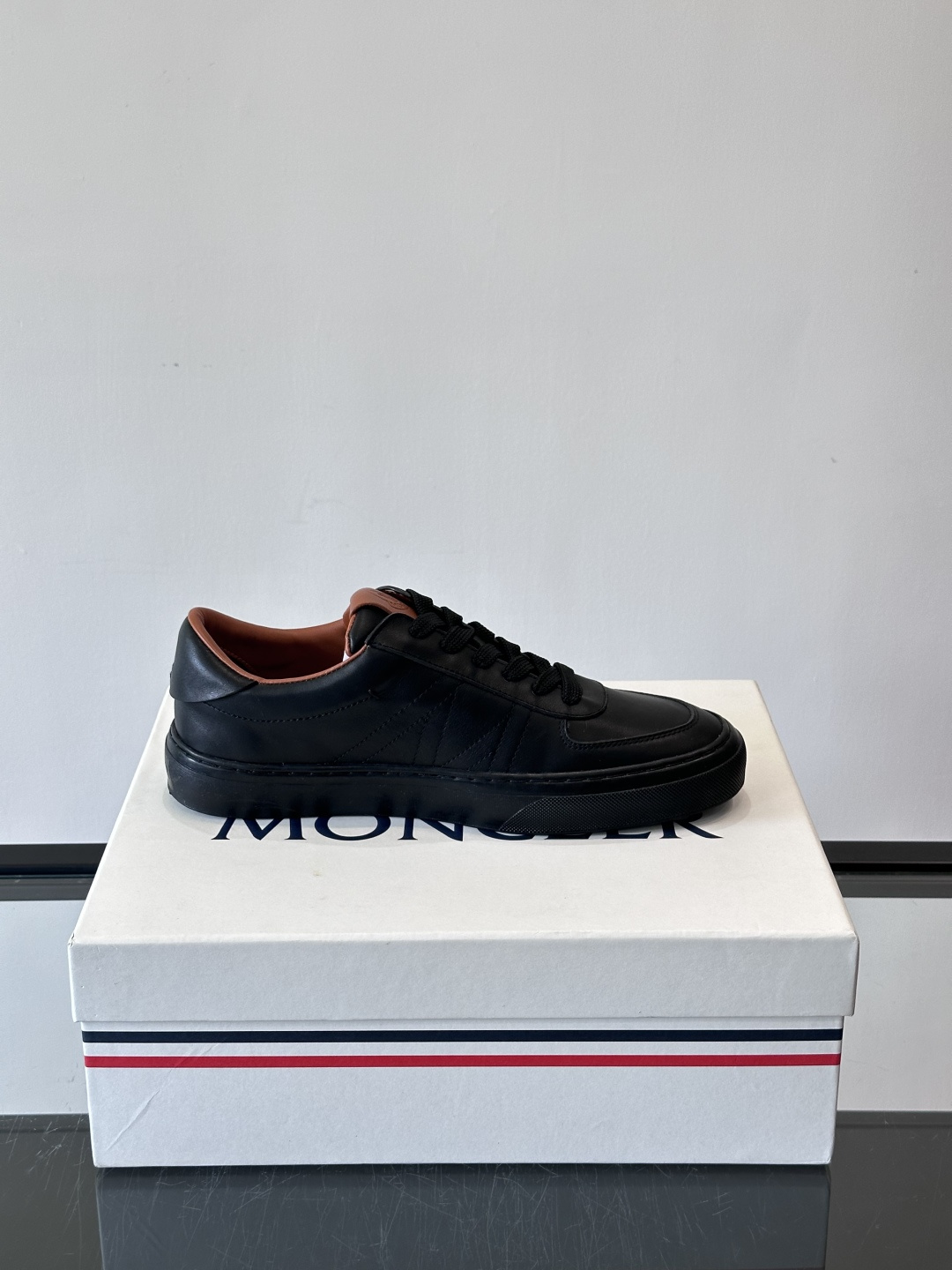 Moncler这款真皮休闲运动鞋，选用优质小牛皮，鞋面简约有质感，内衬柔软，穿着超舒适！橡胶鞋底耐磨防滑