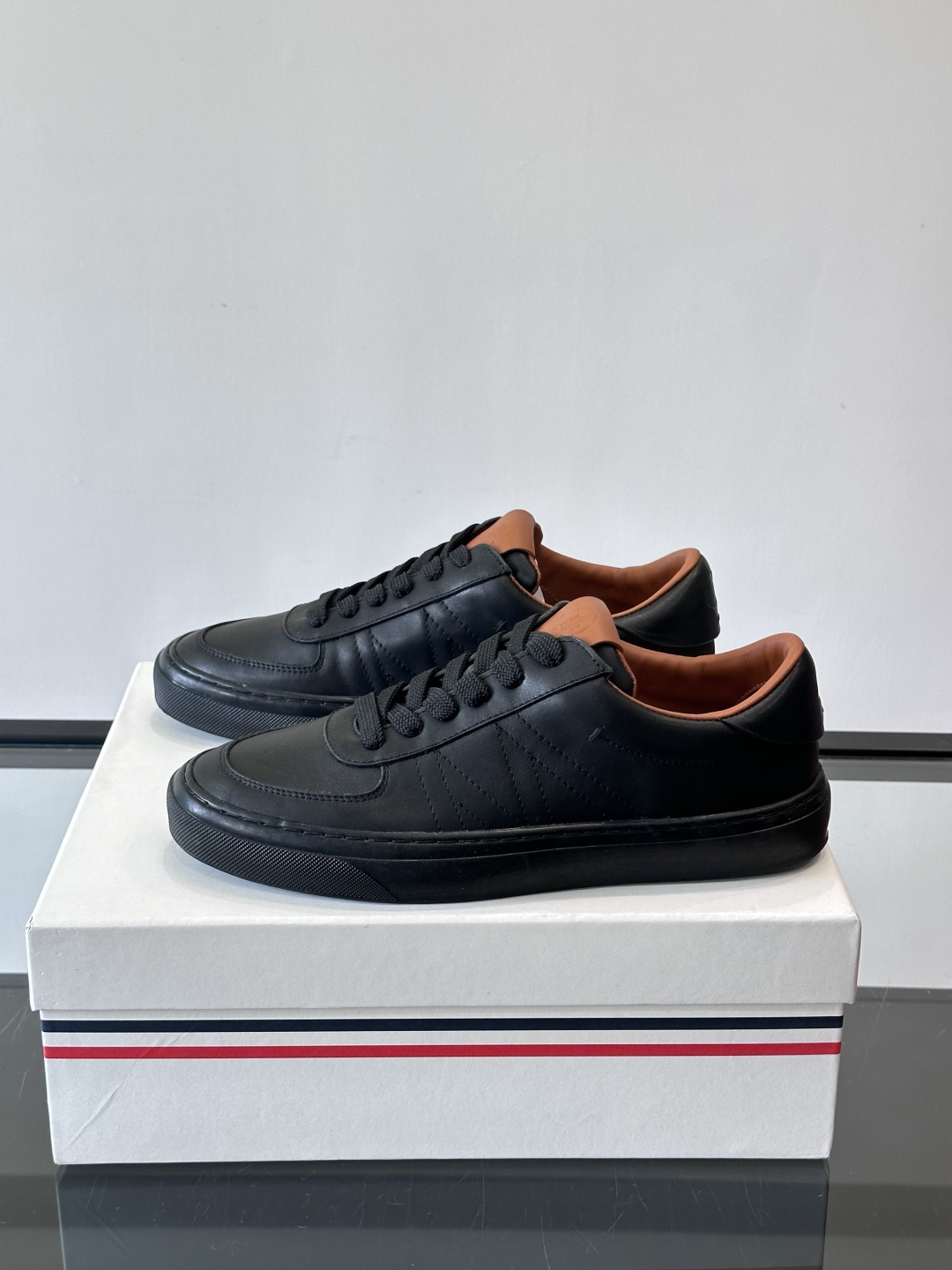 Moncler这款真皮休闲运动鞋，选用优质小牛皮，鞋面简约有质感，内衬柔软，穿着超舒适！橡胶鞋底耐磨防滑