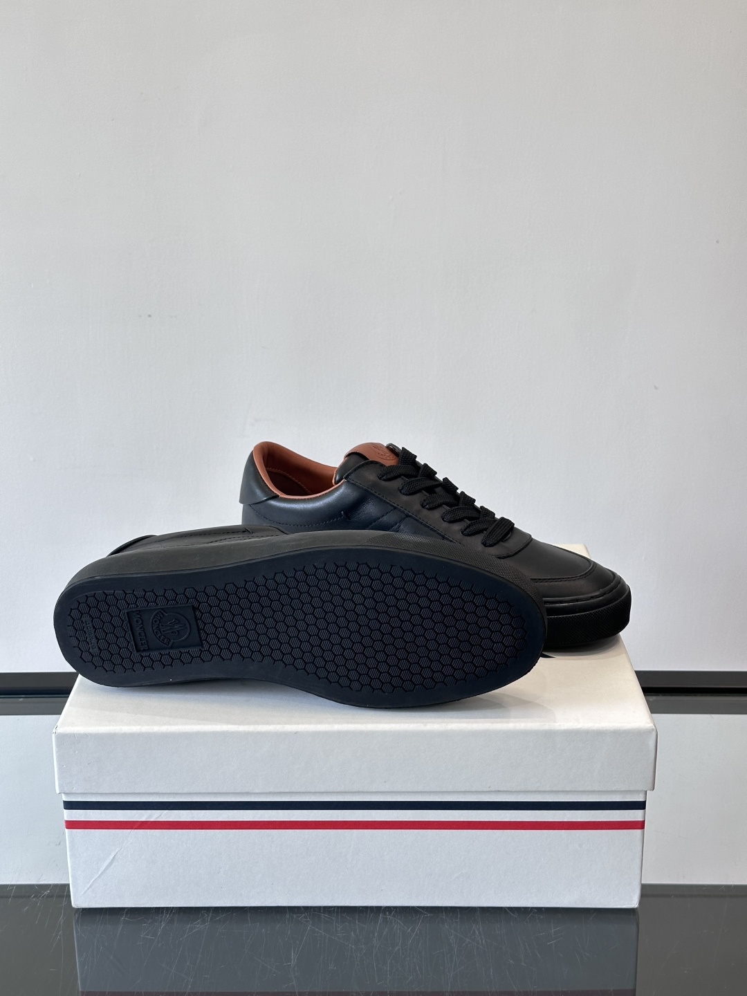 Moncler这款真皮休闲运动鞋，选用优质小牛皮，鞋面简约有质感，内衬柔软，穿着超舒适！橡胶鞋底耐磨防滑