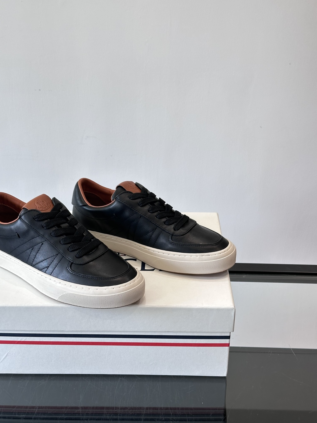 Moncler这款真皮休闲运动鞋，选用优质小牛皮，鞋面简约有质感，内衬柔软，穿着超舒适！橡胶鞋底耐磨防滑