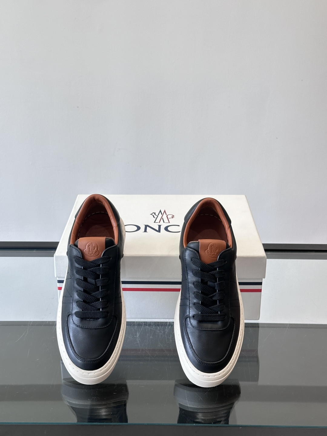 Moncler这款真皮休闲运动鞋，选用优质小牛皮，鞋面简约有质感，内衬柔软，穿着超舒适！橡胶鞋底耐磨防滑