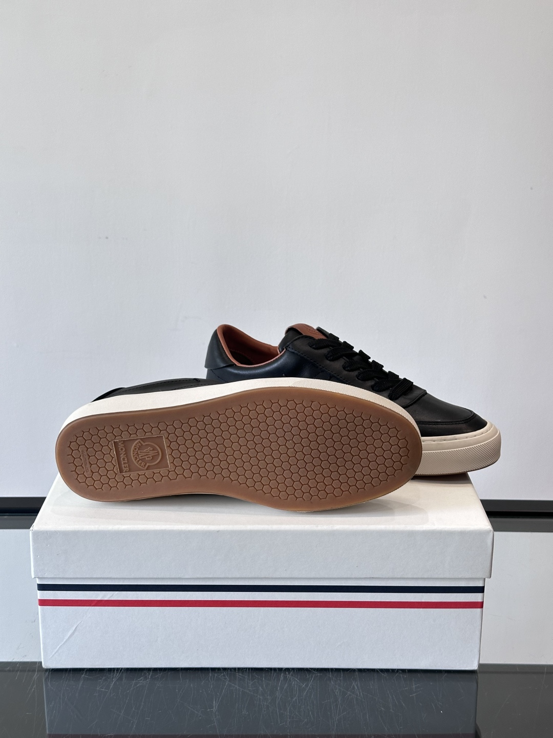 Moncler这款真皮休闲运动鞋，选用优质小牛皮，鞋面简约有质感，内衬柔软，穿着超舒适！橡胶鞋底耐磨防滑