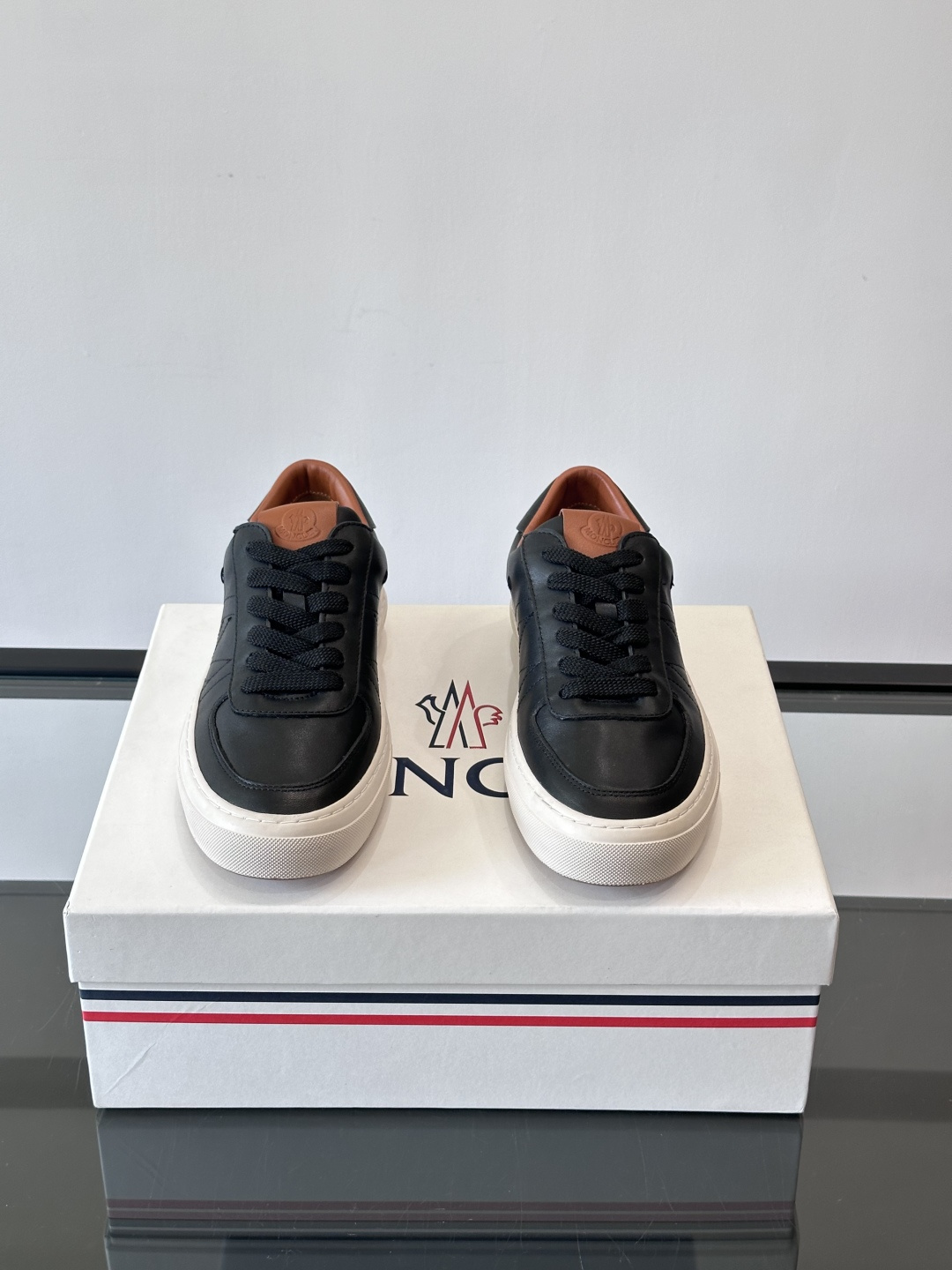 Moncler这款真皮休闲运动鞋，选用优质小牛皮，鞋面简约有质感，内衬柔软，穿着超舒适！橡胶鞋底耐磨防滑