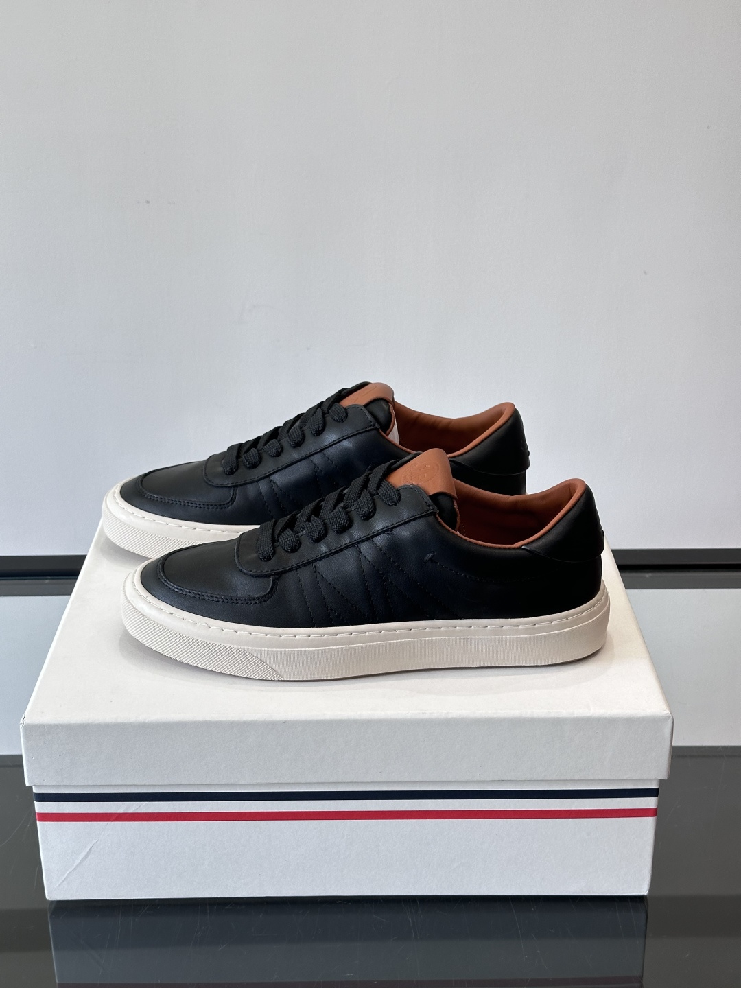 Moncler这款真皮休闲运动鞋，选用优质小牛皮，鞋面简约有质感，内衬柔软，穿着超舒适！橡胶鞋底耐磨防滑