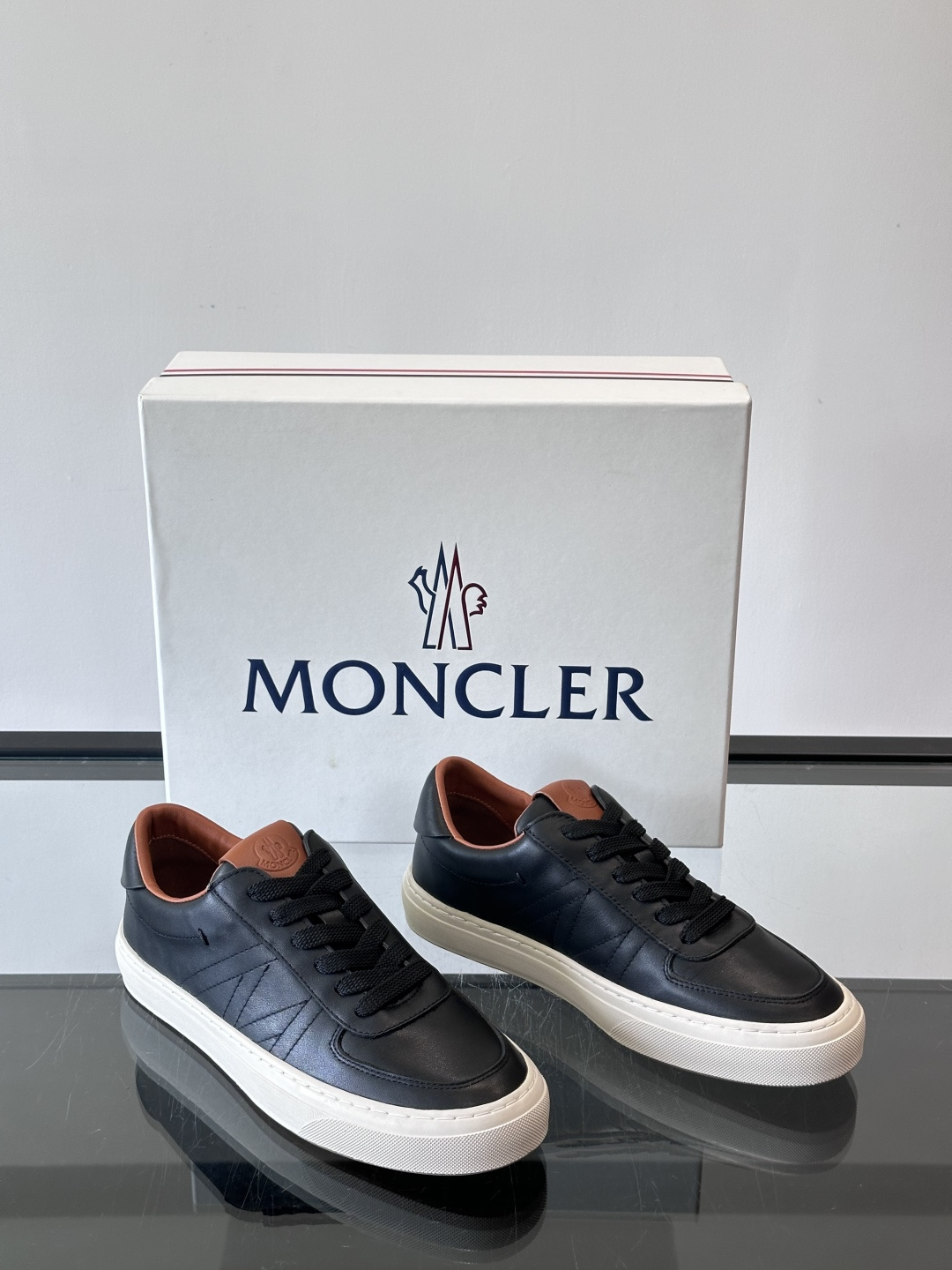 Moncler这款真皮休闲运动鞋，选用优质小牛皮，鞋面简约有质感，内衬柔软，穿着超舒适！橡胶鞋底耐磨防滑