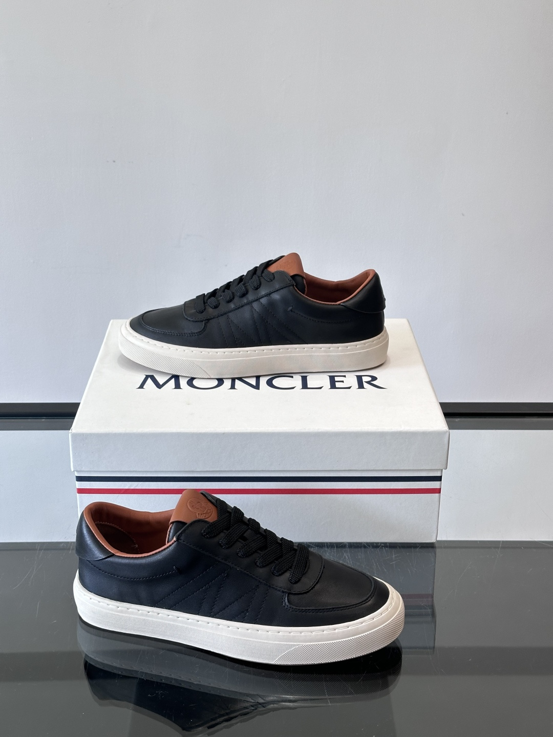 Moncler这款真皮休闲运动鞋，选用优质小牛皮，鞋面简约有质感，内衬柔软，穿着超舒适！橡胶鞋底耐磨防滑