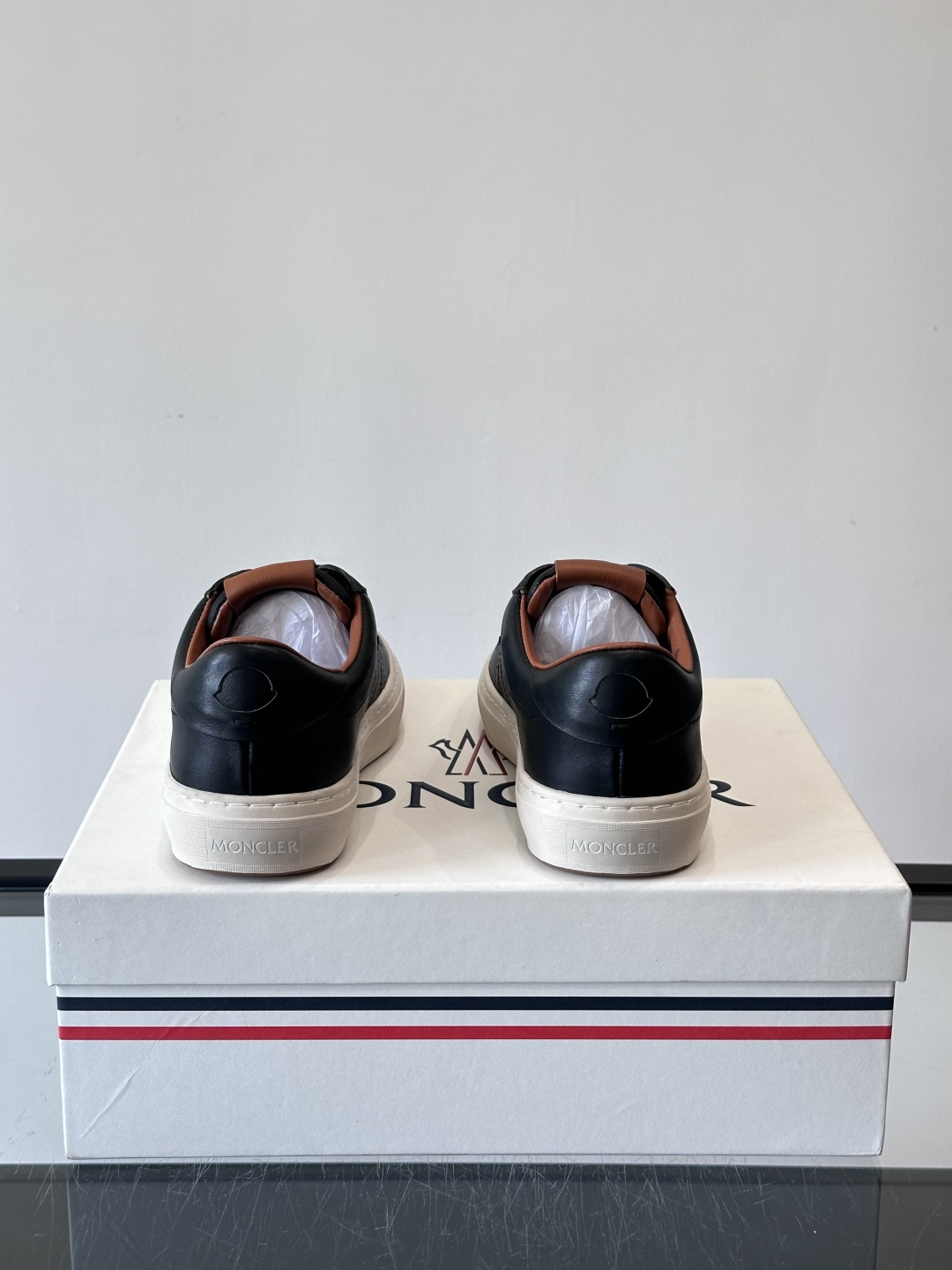 Moncler这款真皮休闲运动鞋，选用优质小牛皮，鞋面简约有质感，内衬柔软，穿着超舒适！橡胶鞋底耐磨防滑