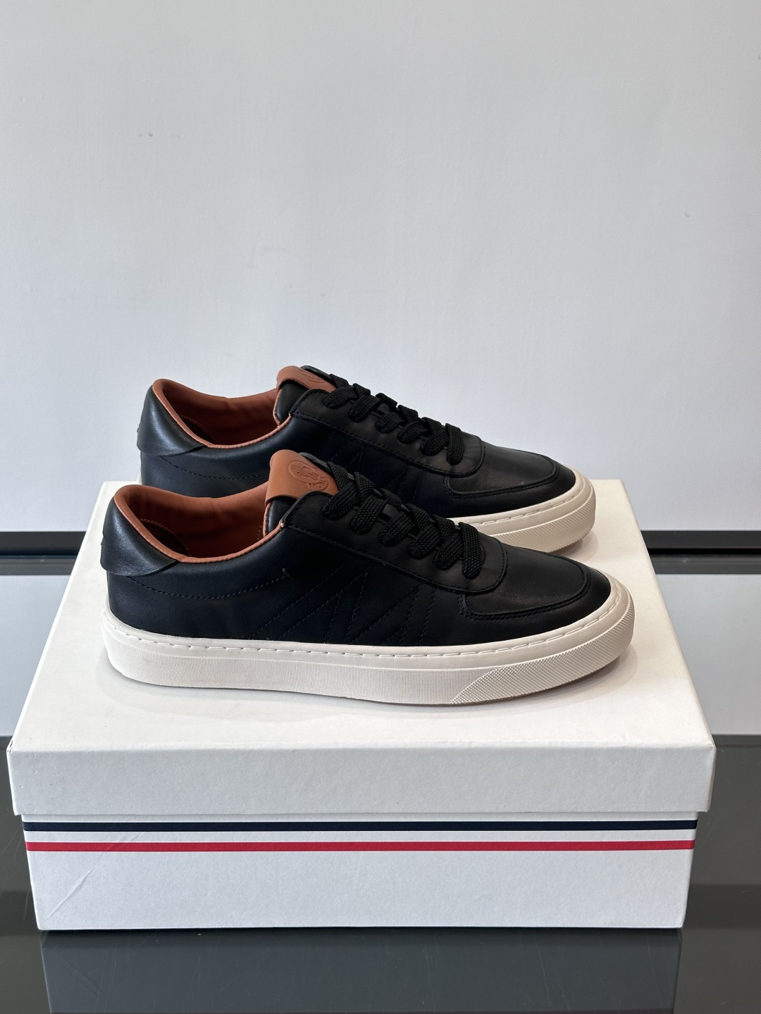 Moncler这款真皮休闲运动鞋，选用优质小牛皮，鞋面简约有质感，内衬柔软，穿着超舒适！橡胶鞋底耐磨防滑