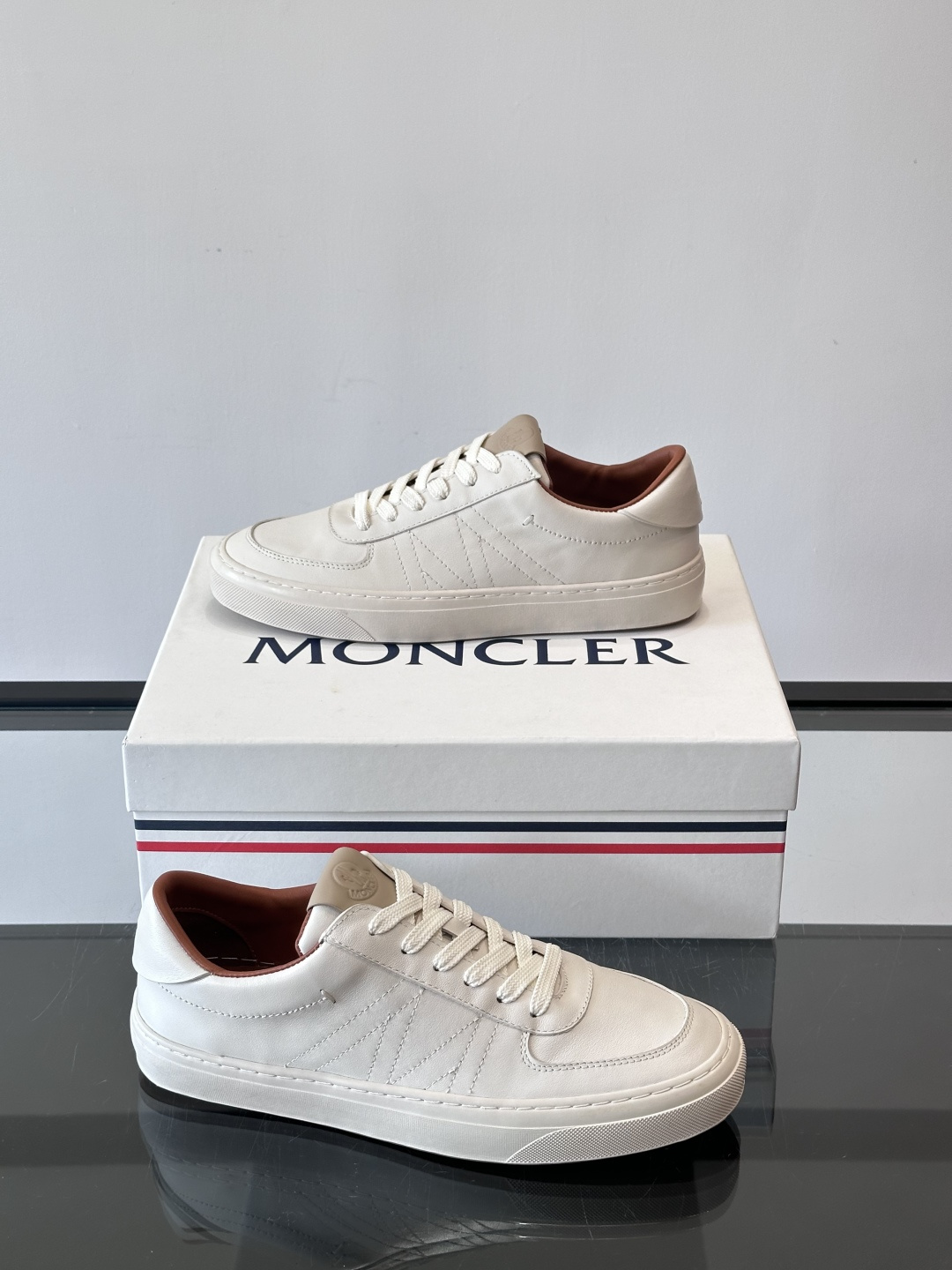 Moncler这款真皮休闲运动鞋，选用优质小牛皮，鞋面简约有质感，内衬柔软，穿着超舒适！橡胶鞋底耐磨防滑