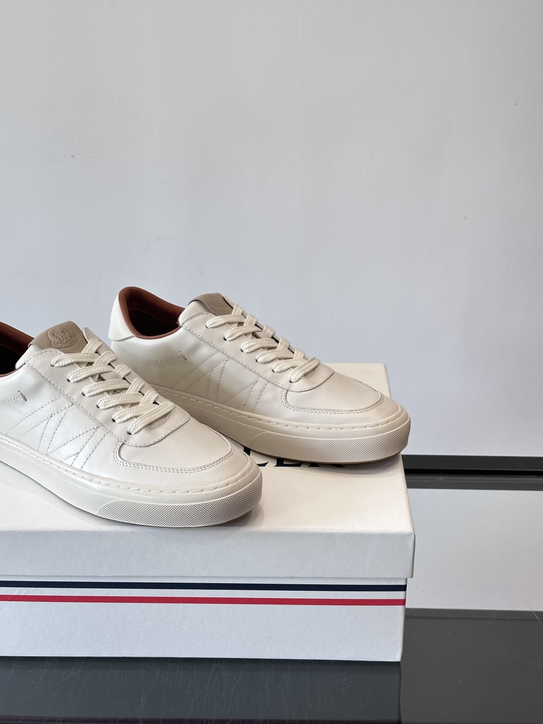 Moncler这款真皮休闲运动鞋，选用优质小牛皮，鞋面简约有质感，内衬柔软，穿着超舒适！橡胶鞋底耐磨防滑