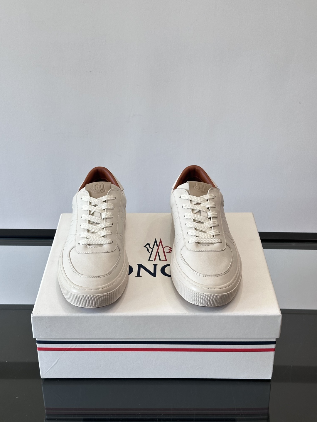 Moncler这款真皮休闲运动鞋，选用优质小牛皮，鞋面简约有质感，内衬柔软，穿着超舒适！橡胶鞋底耐磨防滑