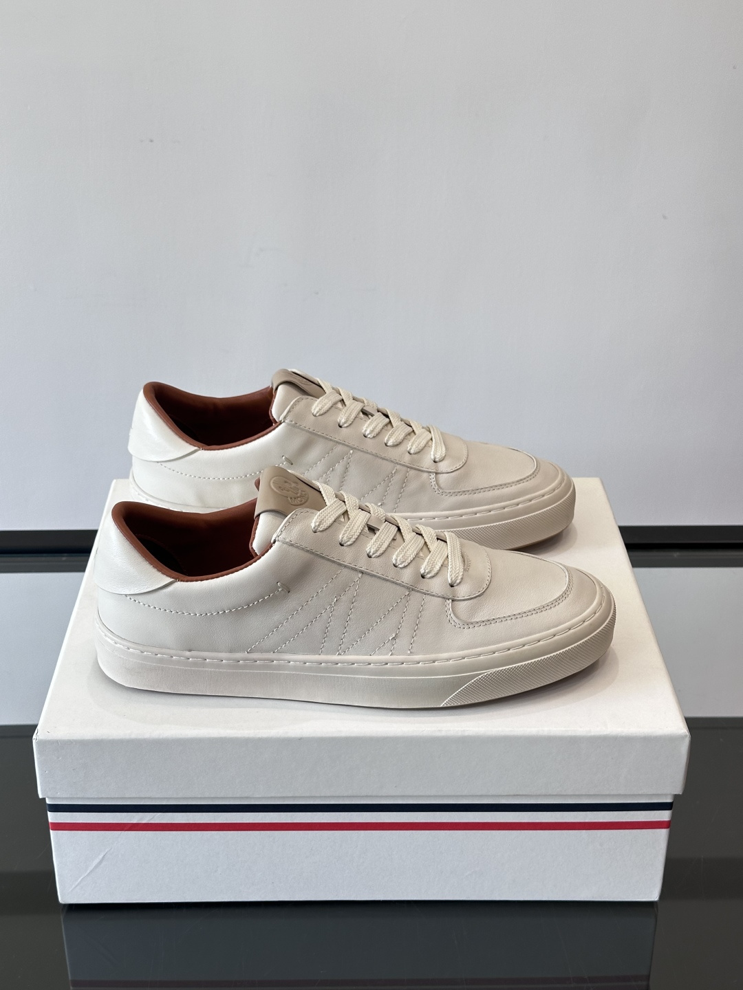 Moncler这款真皮休闲运动鞋，选用优质小牛皮，鞋面简约有质感，内衬柔软，穿着超舒适！橡胶鞋底耐磨防滑