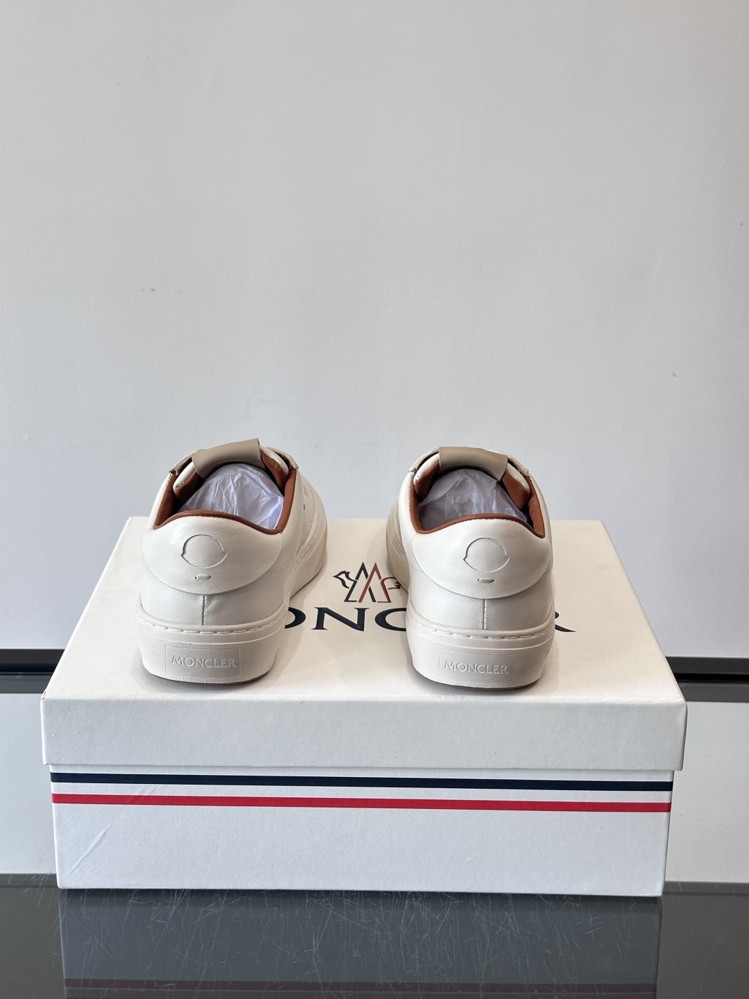 Moncler这款真皮休闲运动鞋，选用优质小牛皮，鞋面简约有质感，内衬柔软，穿着超舒适！橡胶鞋底耐磨防滑