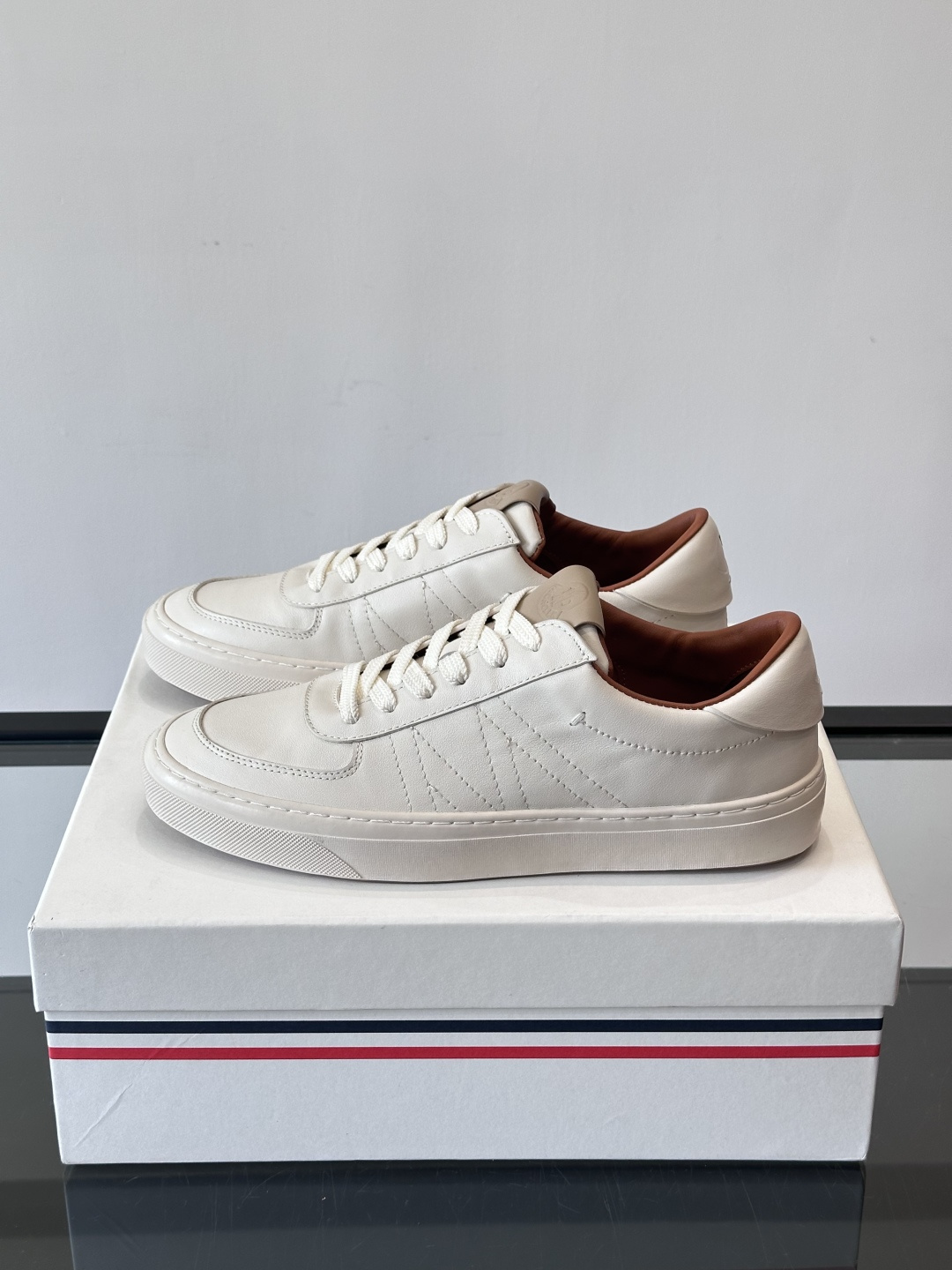 Moncler这款真皮休闲运动鞋，选用优质小牛皮，鞋面简约有质感，内衬柔软，穿着超舒适！橡胶鞋底耐磨防滑