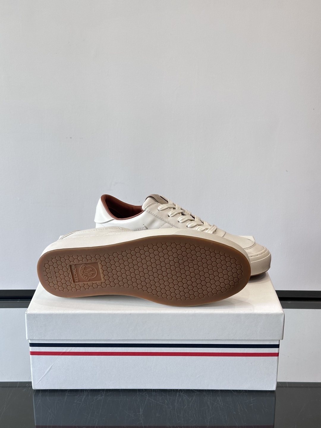 Moncler这款真皮休闲运动鞋，选用优质小牛皮，鞋面简约有质感，内衬柔软，穿着超舒适！橡胶鞋底耐磨防滑