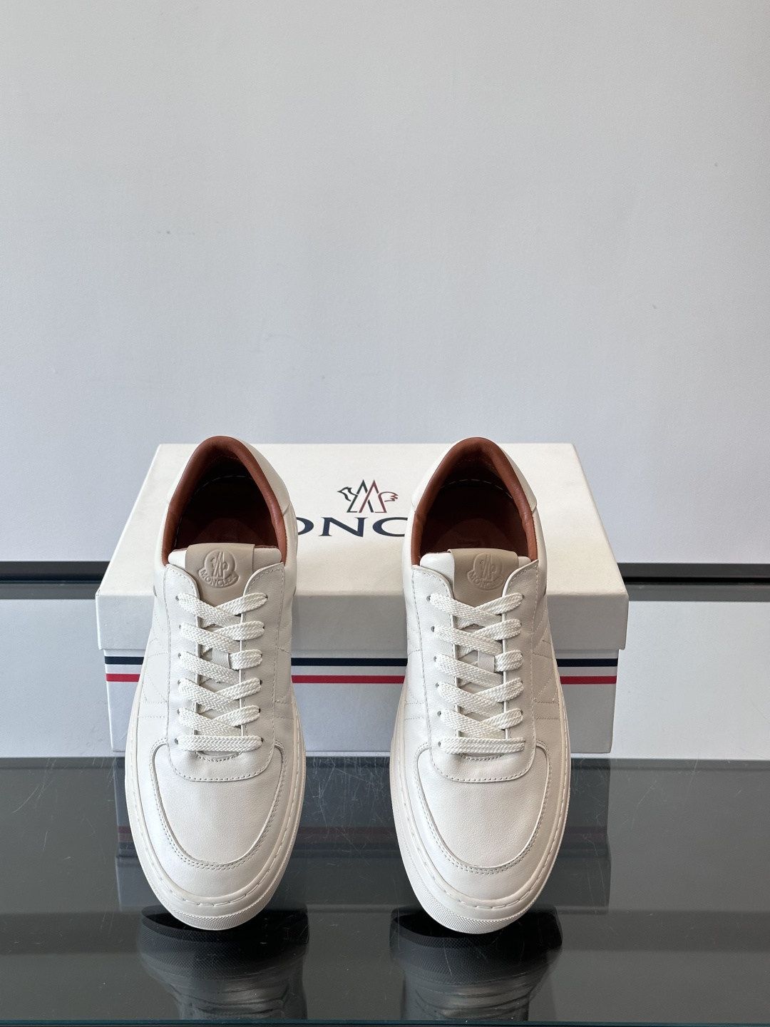 Moncler这款真皮休闲运动鞋，选用优质小牛皮，鞋面简约有质感，内衬柔软，穿着超舒适！橡胶鞋底耐磨防滑