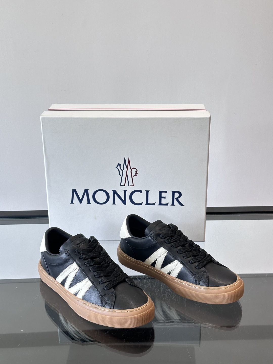 Moncler经典男士休闲鞋，皮革+多色条纹，简约又有辨识度！鞋侧Moncler标志，低调奢华子。橡胶鞋