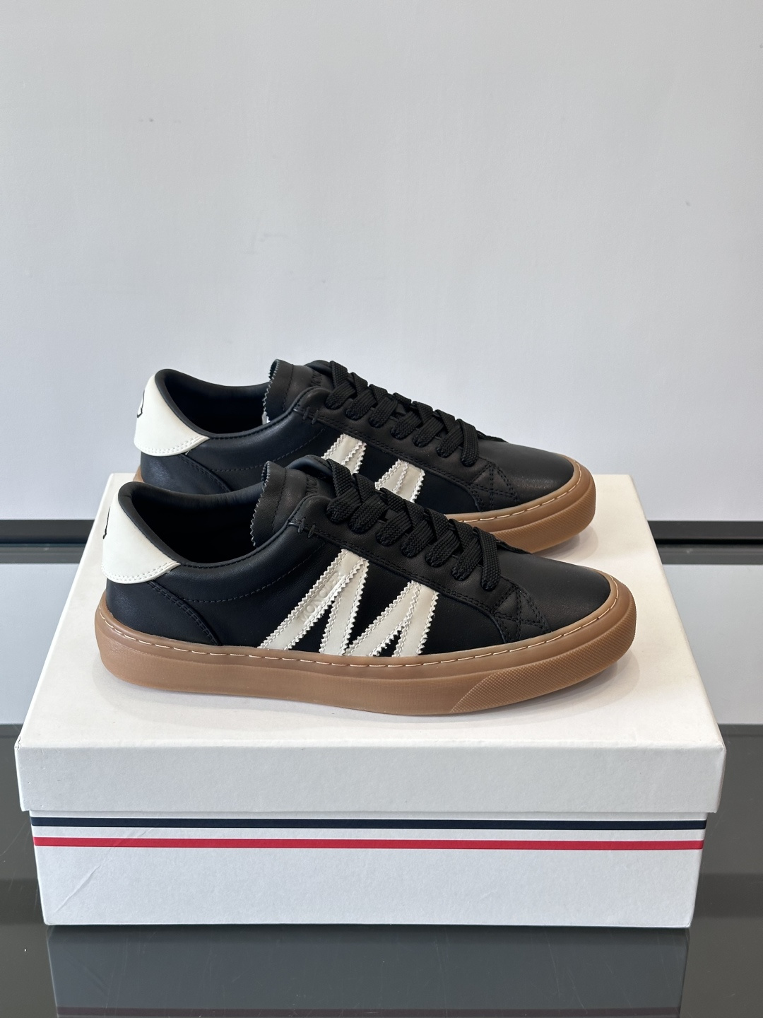 Moncler经典男士休闲鞋，皮革+多色条纹，简约又有辨识度！鞋侧Moncler标志，低调奢华子。橡胶鞋