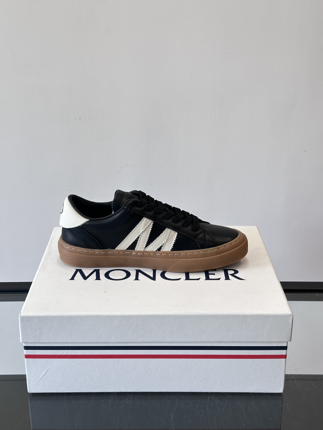 Moncler经典男士休闲鞋，皮革+多色条纹，简约又有辨识度！鞋侧Moncler标志，低调奢华子。橡胶鞋