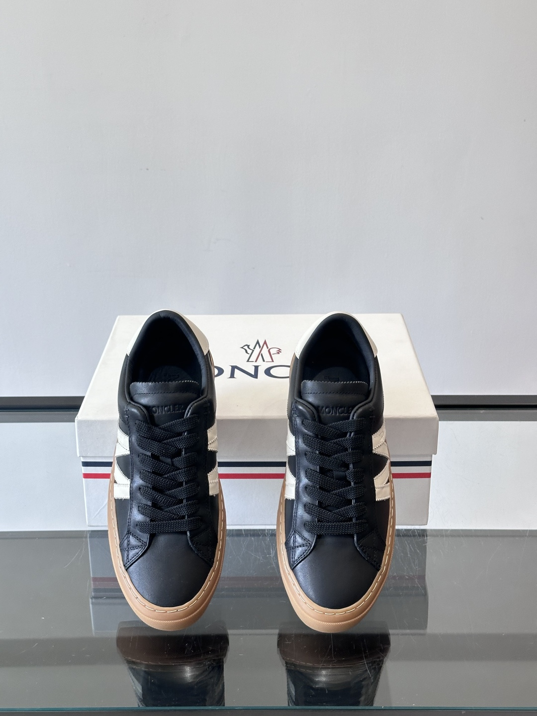 Moncler经典男士休闲鞋，皮革+多色条纹，简约又有辨识度！鞋侧Moncler标志，低调奢华子。橡胶鞋