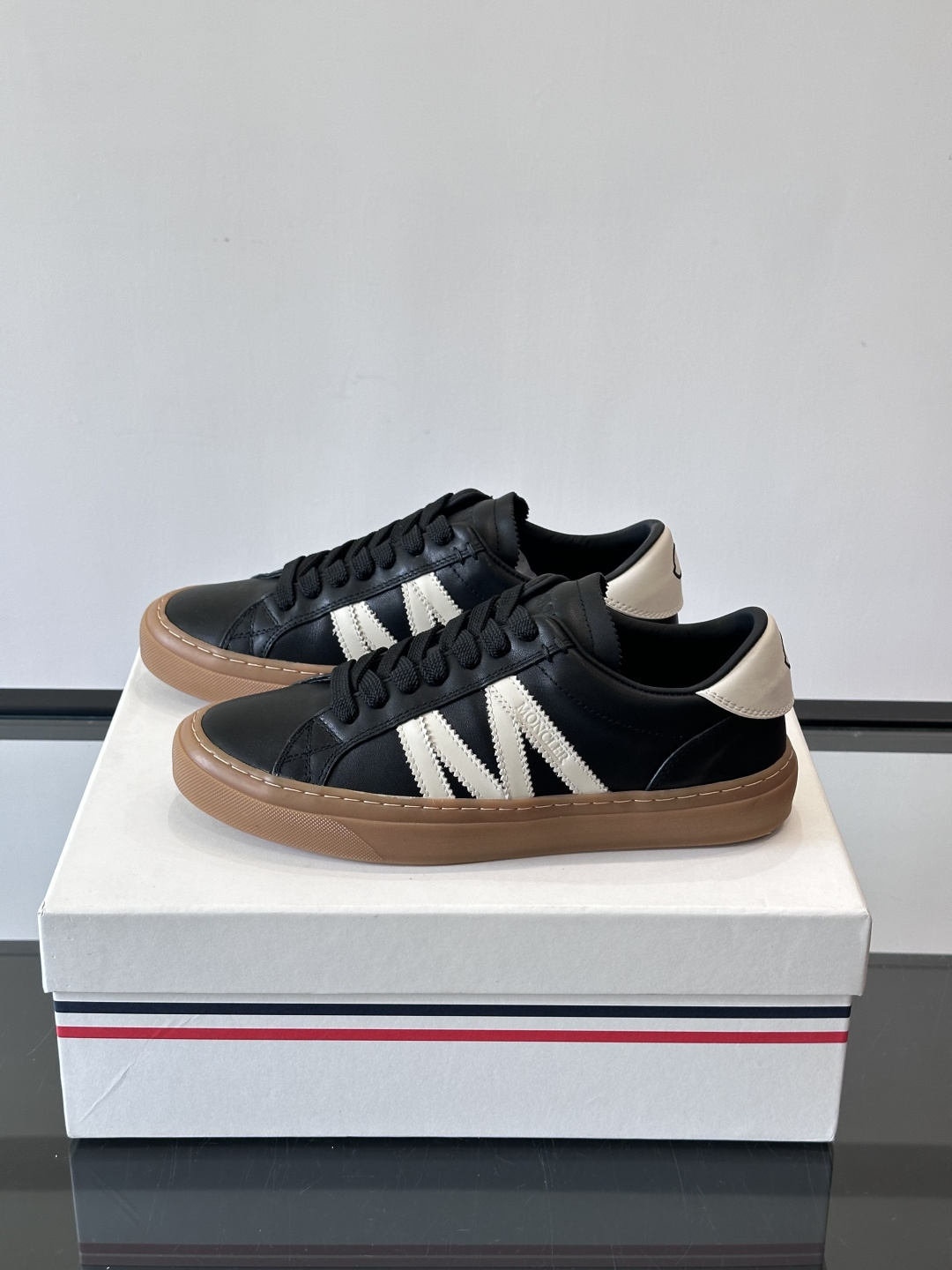 Moncler经典男士休闲鞋，皮革+多色条纹，简约又有辨识度！鞋侧Moncler标志，低调奢华子。橡胶鞋