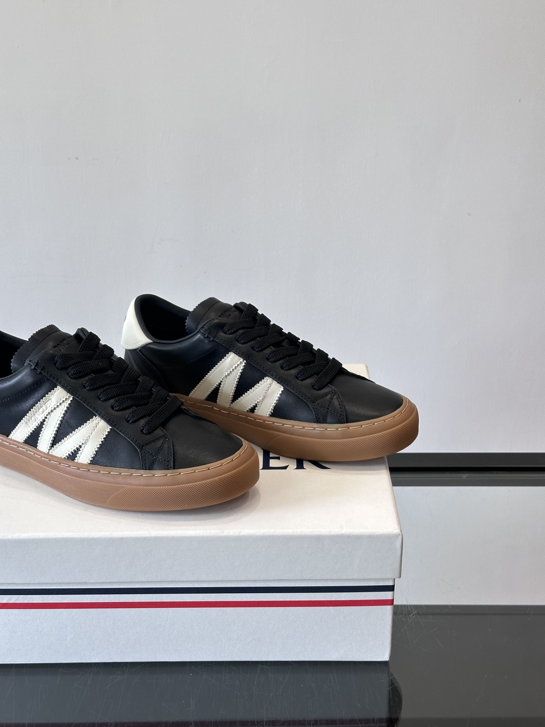 Moncler经典男士休闲鞋，皮革+多色条纹，简约又有辨识度！鞋侧Moncler标志，低调奢华子。橡胶鞋