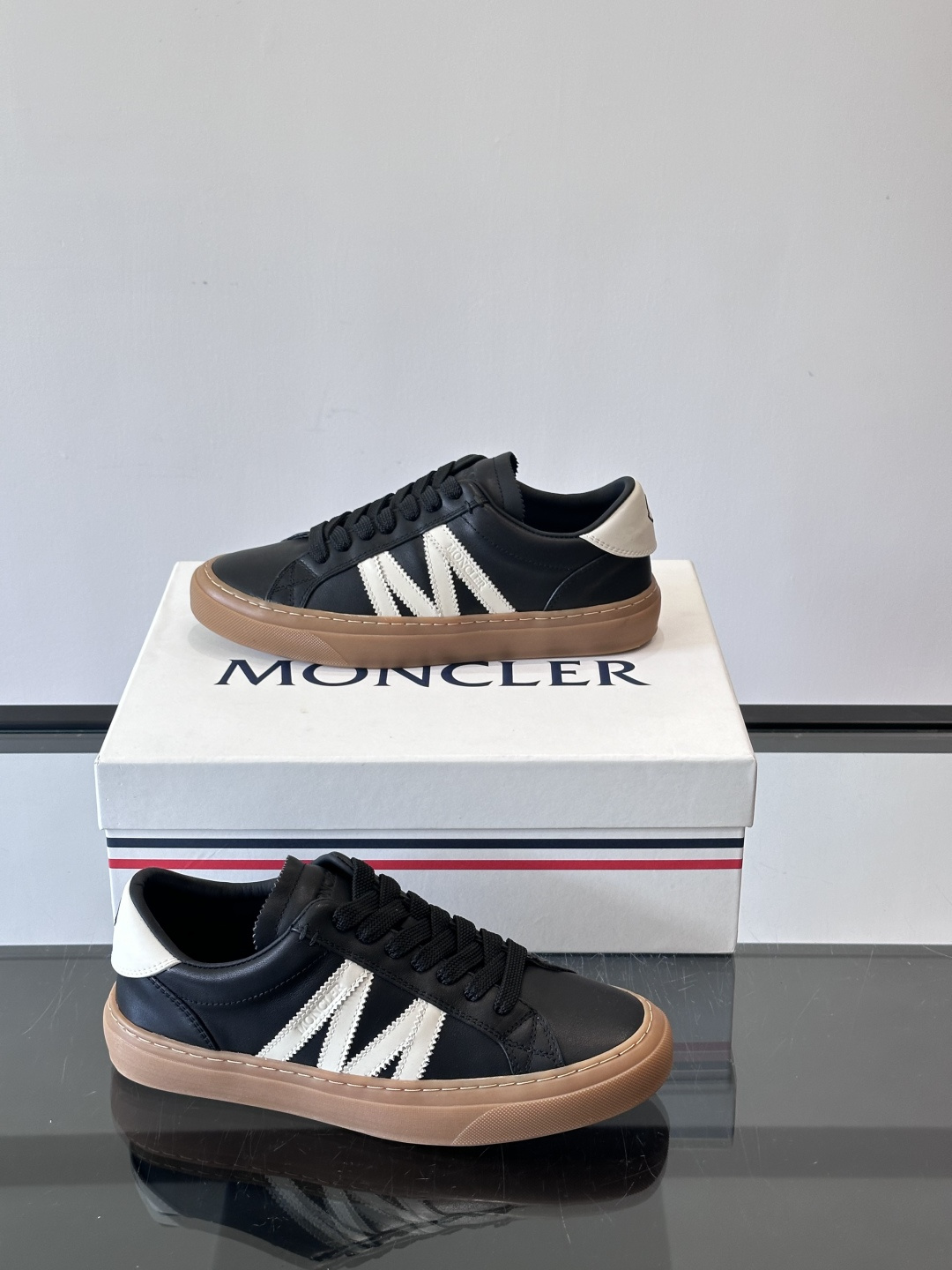 Moncler经典男士休闲鞋，皮革+多色条纹，简约又有辨识度！鞋侧Moncler标志，低调奢华子。橡胶鞋