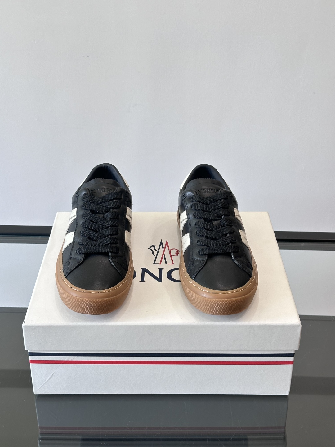 Moncler经典男士休闲鞋，皮革+多色条纹，简约又有辨识度！鞋侧Moncler标志，低调奢华子。橡胶鞋