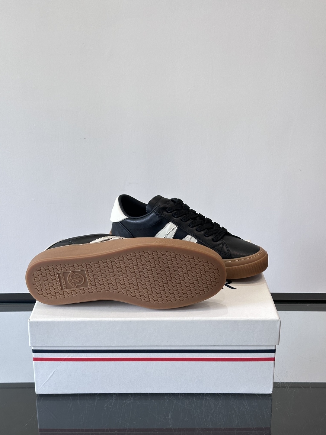 Moncler经典男士休闲鞋，皮革+多色条纹，简约又有辨识度！鞋侧Moncler标志，低调奢华子。橡胶鞋