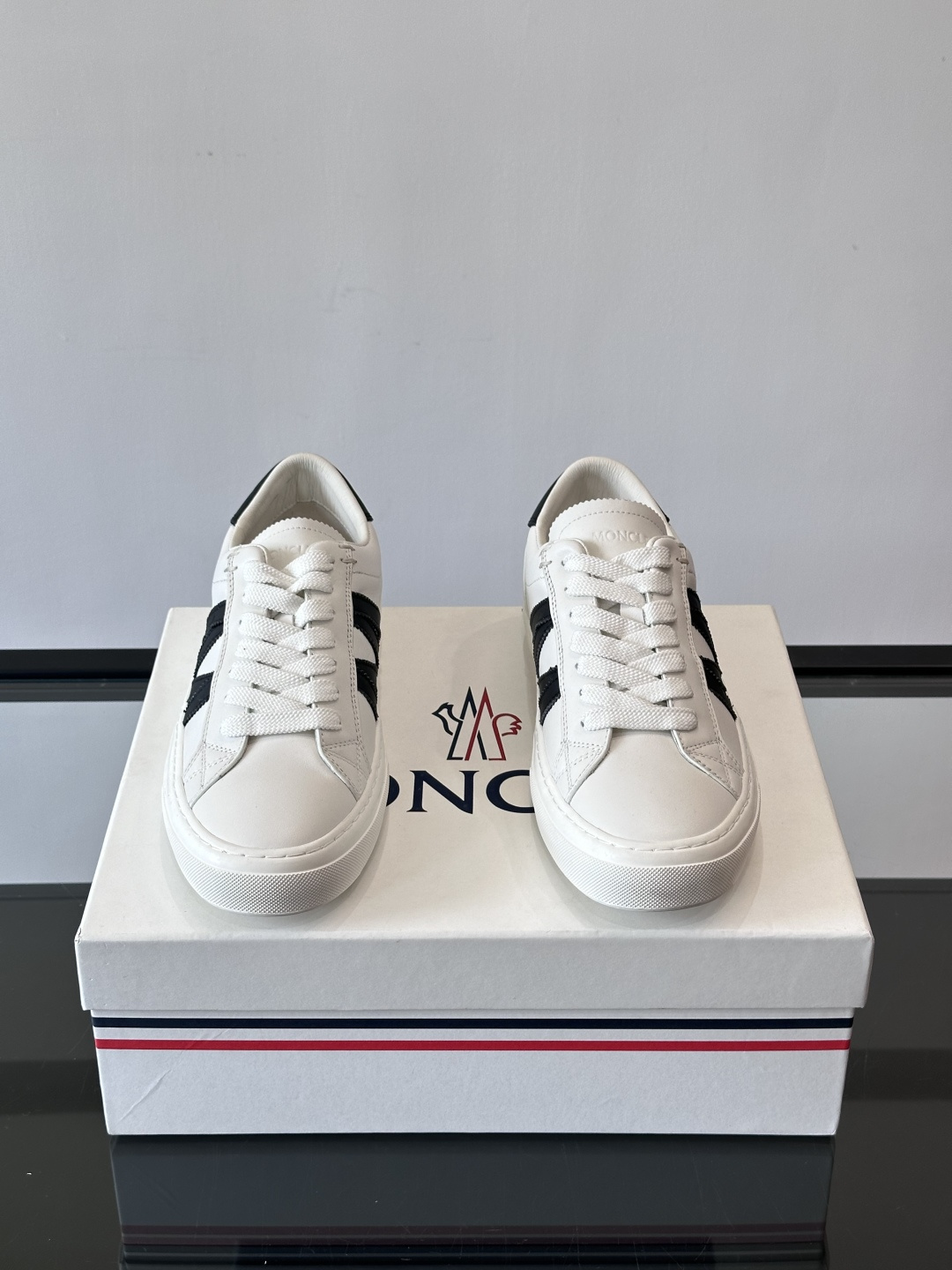 Moncler经典男士休闲鞋，皮革+多色条纹，简约又有辨识度！鞋侧Moncler标志，低调奢华子。橡胶鞋