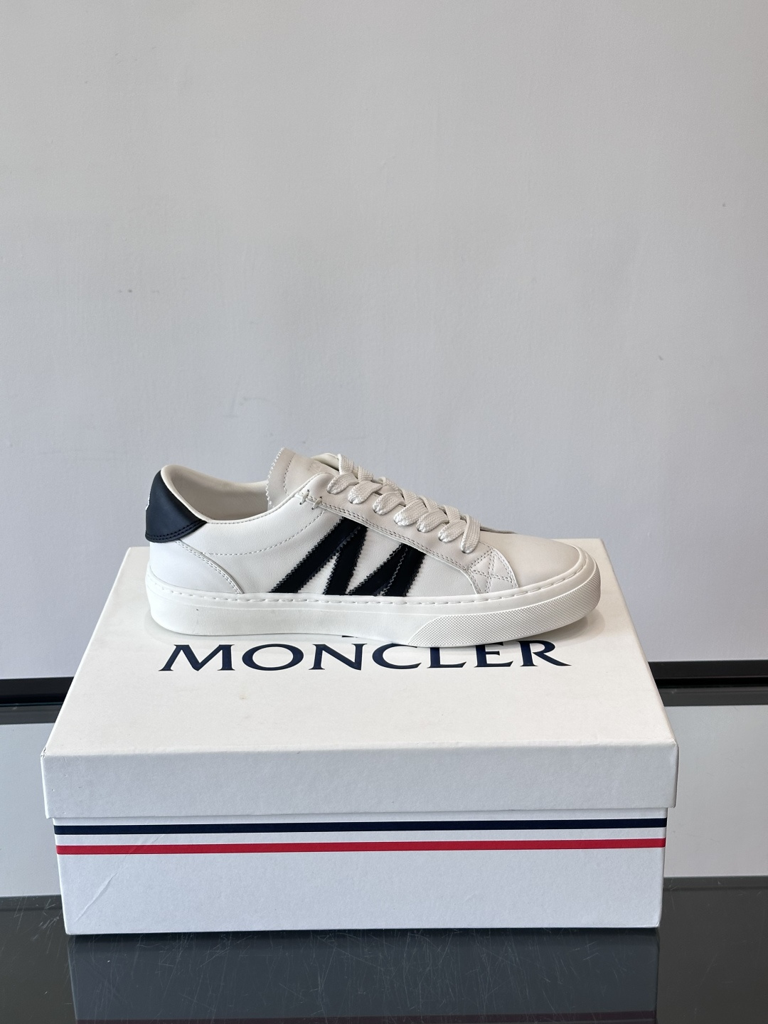 Moncler经典男士休闲鞋，皮革+多色条纹，简约又有辨识度！鞋侧Moncler标志，低调奢华子。橡胶鞋