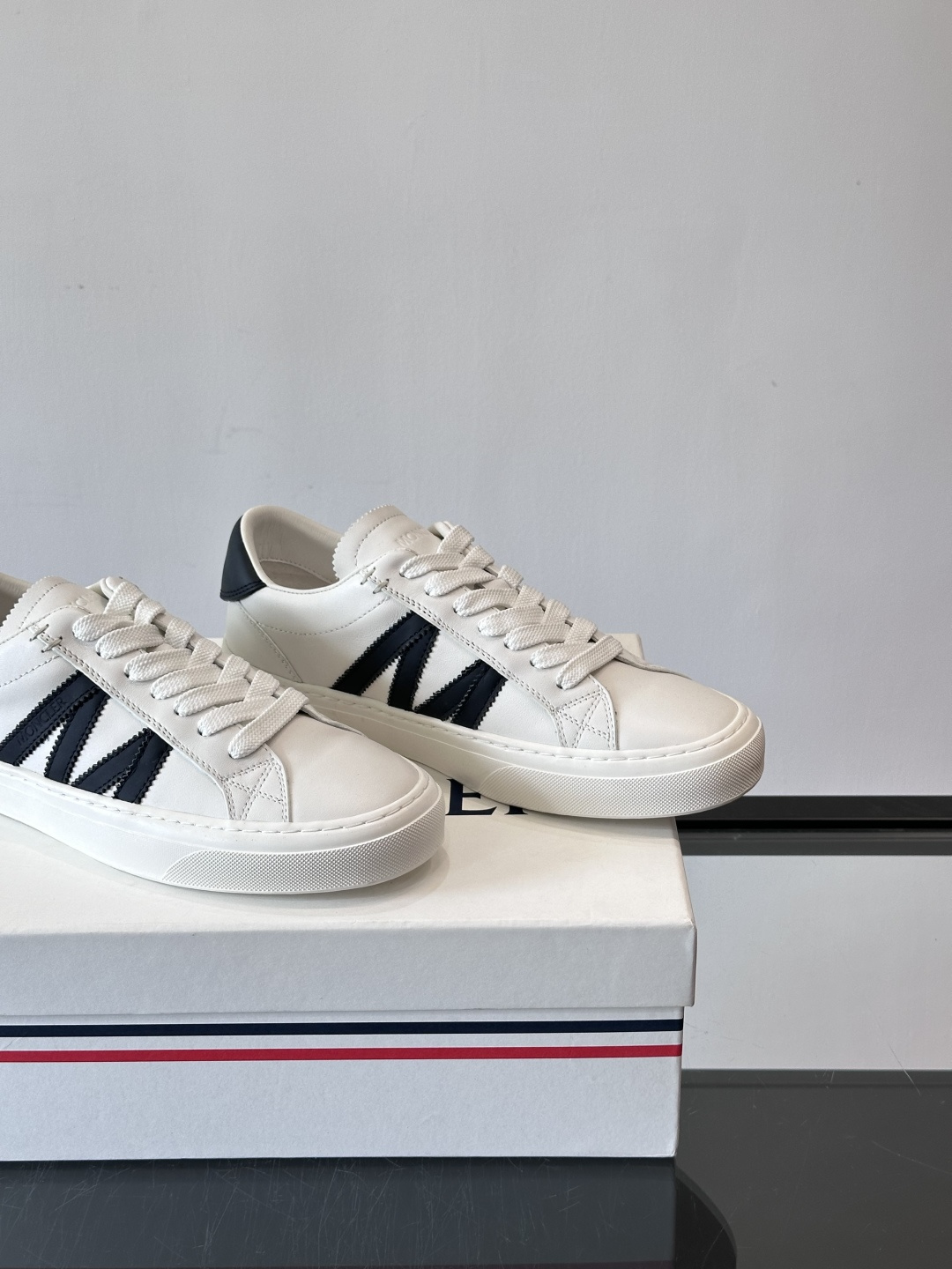 Moncler经典男士休闲鞋，皮革+多色条纹，简约又有辨识度！鞋侧Moncler标志，低调奢华子。橡胶鞋