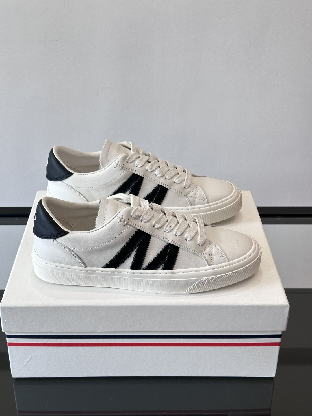 Moncler经典男士休闲鞋，皮革+多色条纹，简约又有辨识度！鞋侧Moncler标志，低调奢华子。橡胶鞋