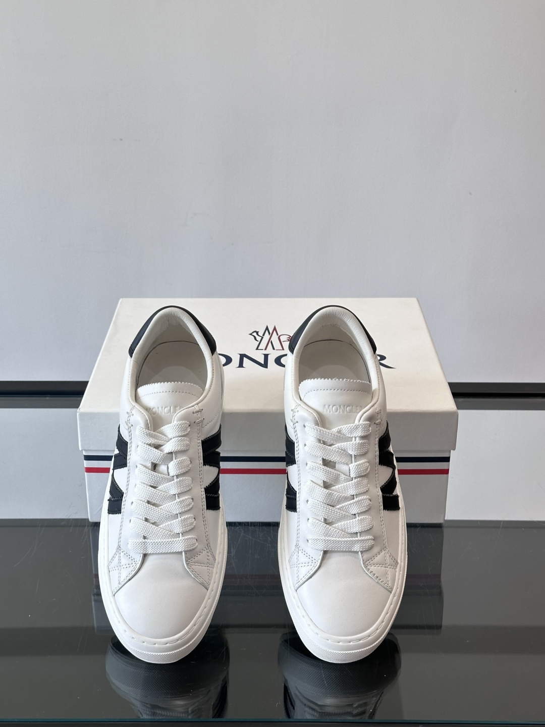 Moncler经典男士休闲鞋，皮革+多色条纹，简约又有辨识度！鞋侧Moncler标志，低调奢华子。橡胶鞋