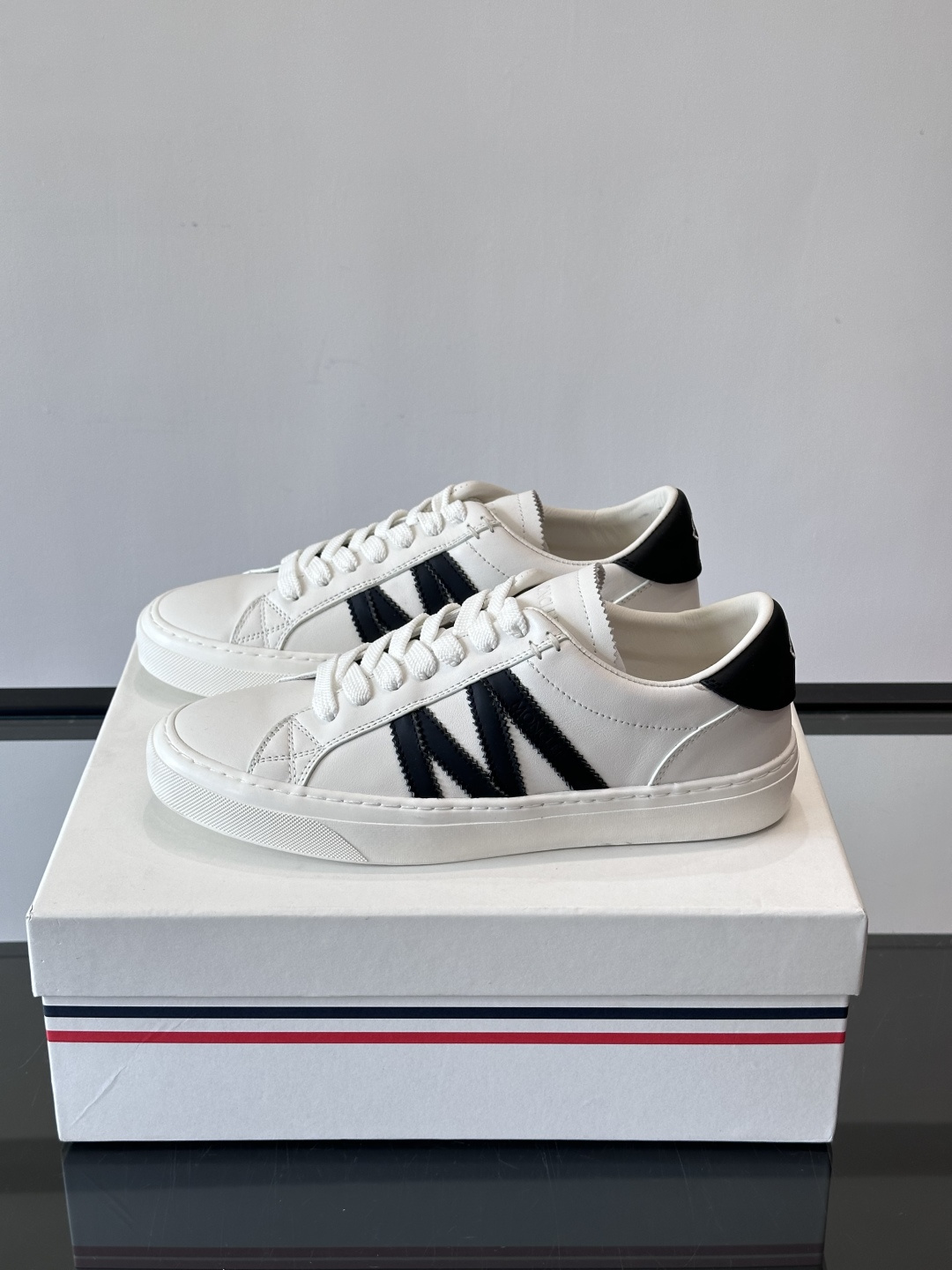 Moncler经典男士休闲鞋，皮革+多色条纹，简约又有辨识度！鞋侧Moncler标志，低调奢华子。橡胶鞋