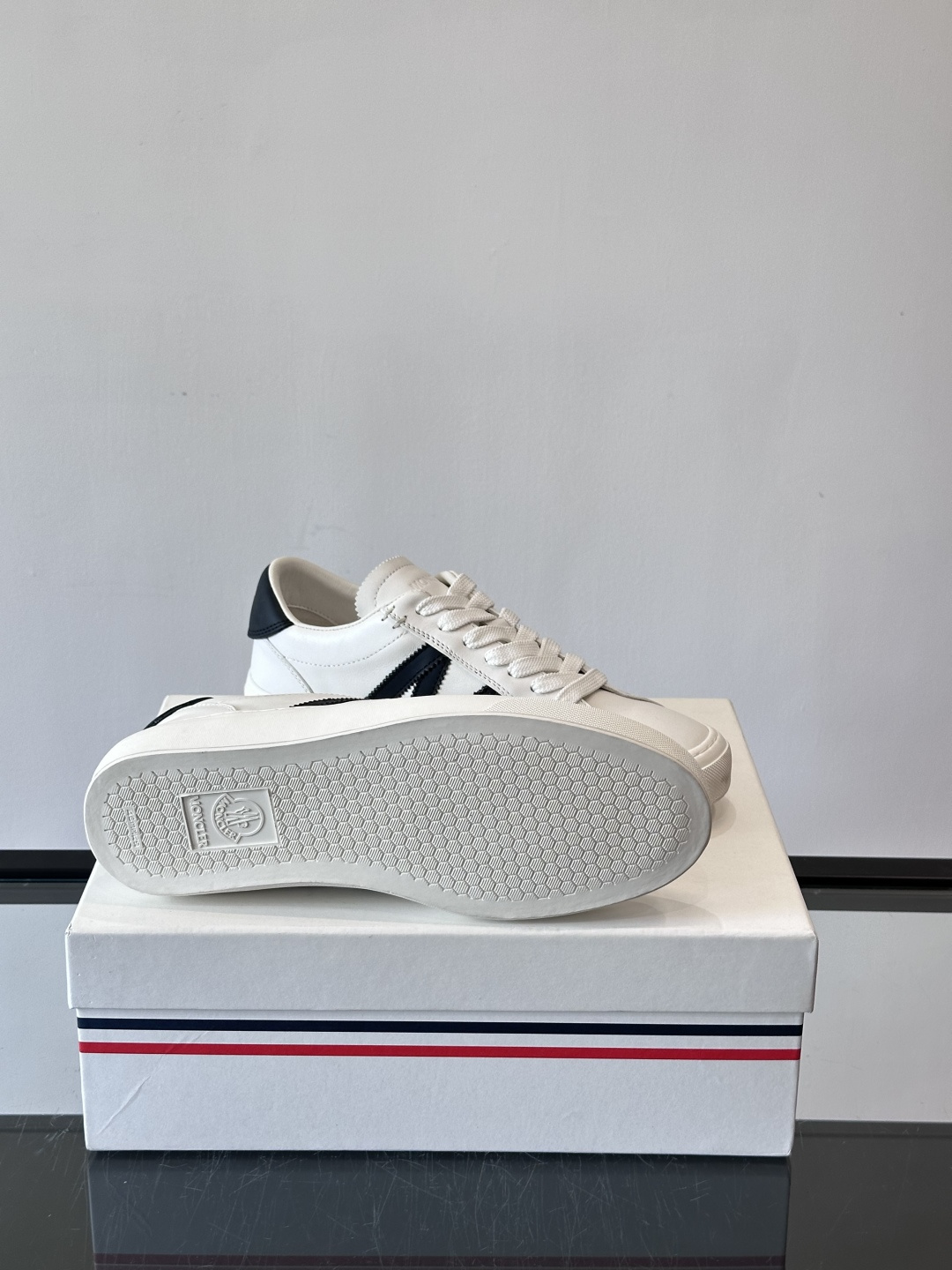 Moncler经典男士休闲鞋，皮革+多色条纹，简约又有辨识度！鞋侧Moncler标志，低调奢华子。橡胶鞋