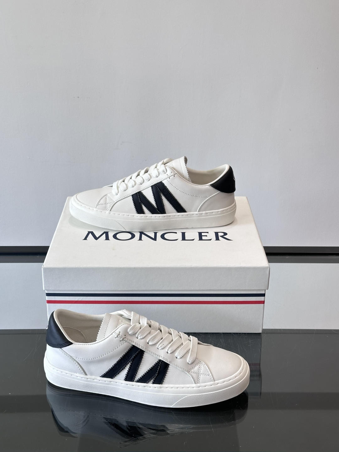 Moncler经典男士休闲鞋，皮革+多色条纹，简约又有辨识度！鞋侧Moncler标志，低调奢华子。橡胶鞋