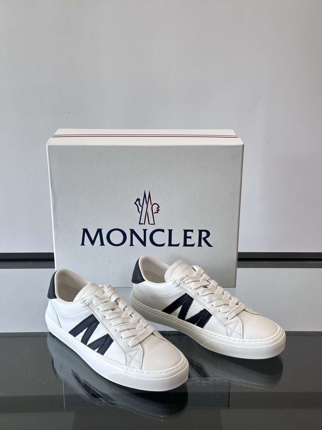 Moncler经典男士休闲鞋，皮革+多色条纹，简约又有辨识度！鞋侧Moncler标志，低调奢华子。橡胶鞋