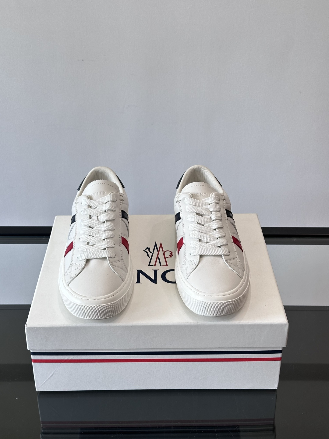 Moncler经典男士休闲鞋，皮革+多色条纹，简约又有辨识度！鞋侧Moncler标志，低调奢华子。橡胶鞋