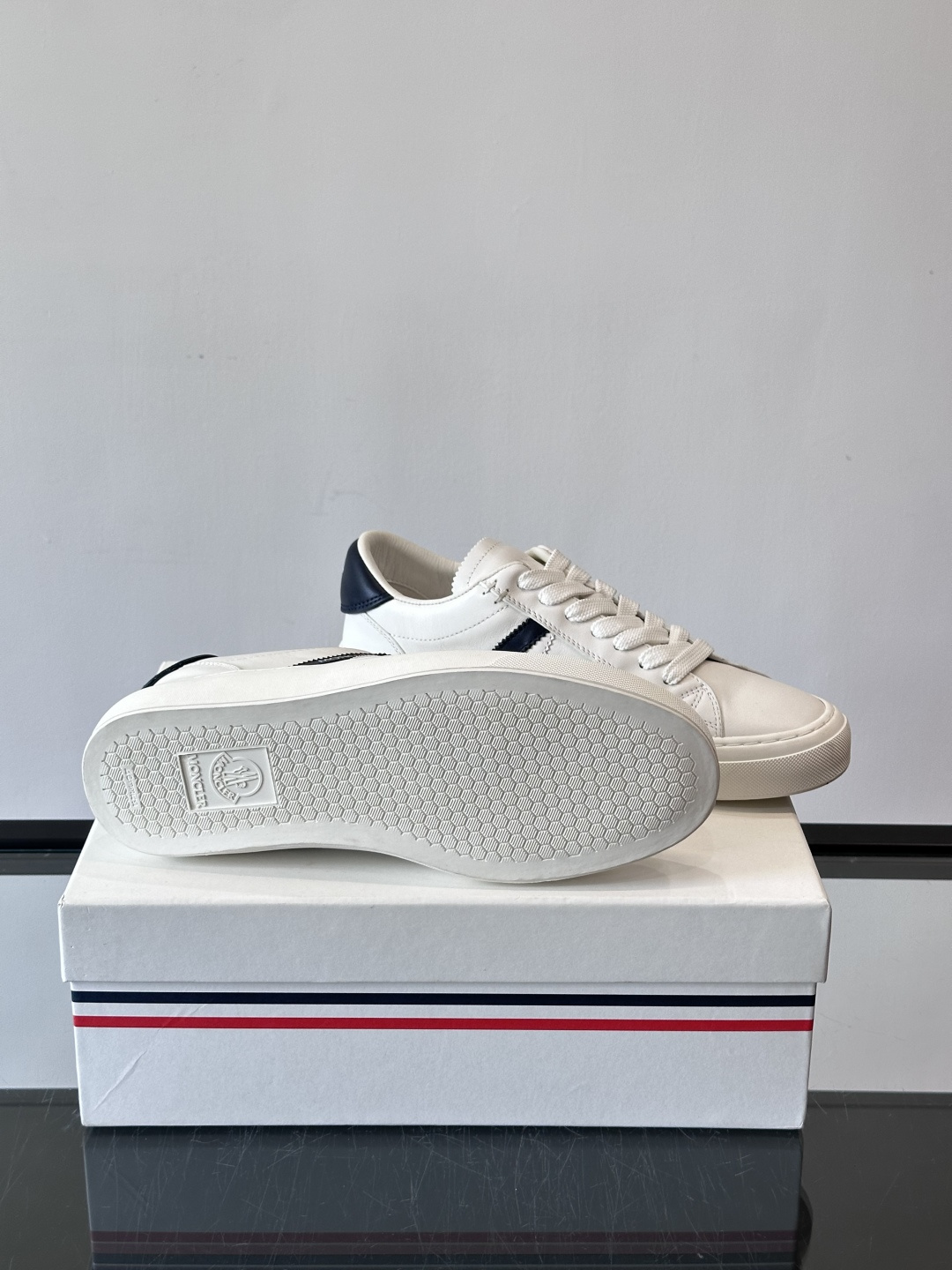 Moncler经典男士休闲鞋，皮革+多色条纹，简约又有辨识度！鞋侧Moncler标志，低调奢华子。橡胶鞋