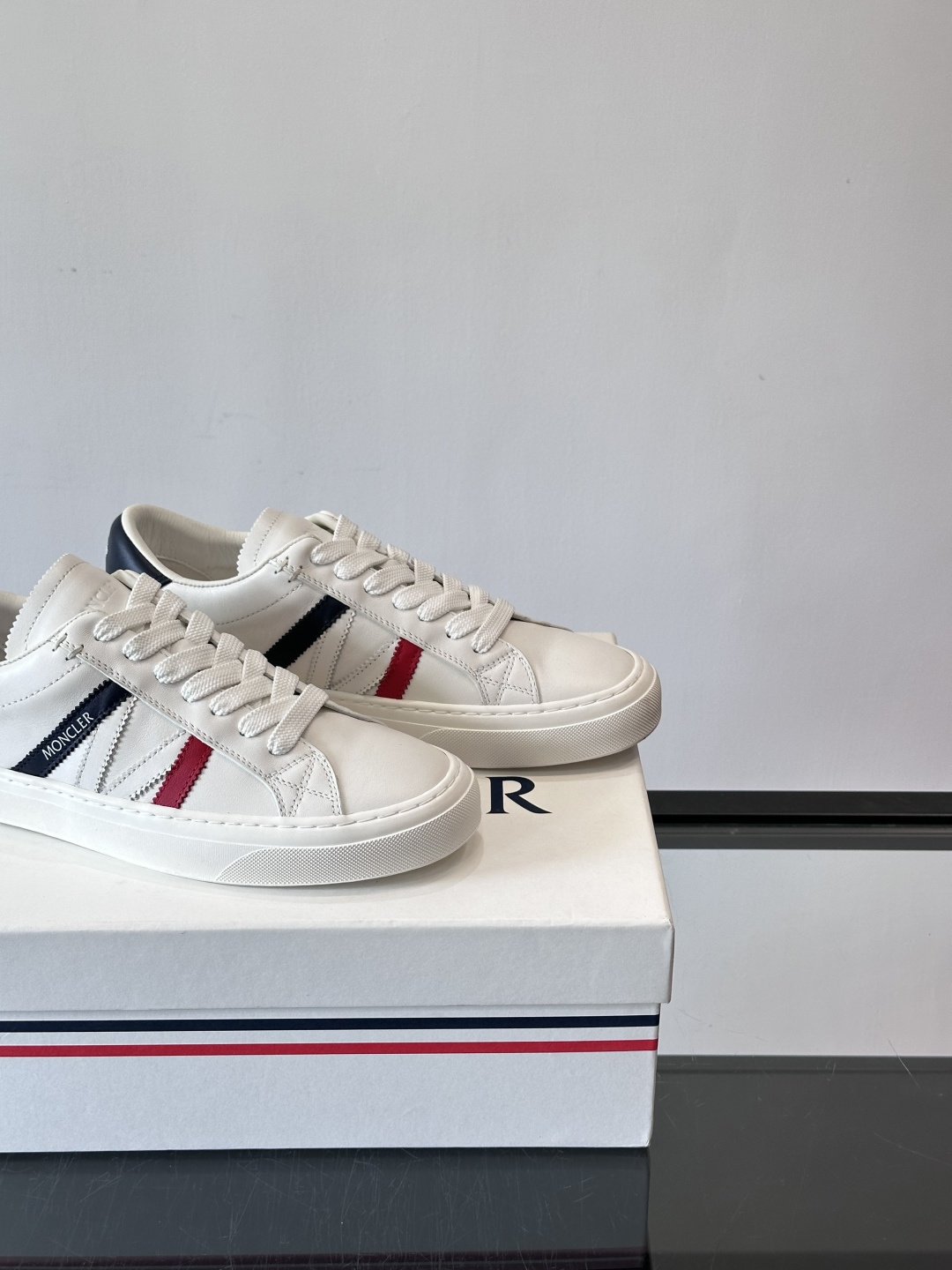 Moncler经典男士休闲鞋，皮革+多色条纹，简约又有辨识度！鞋侧Moncler标志，低调奢华子。橡胶鞋